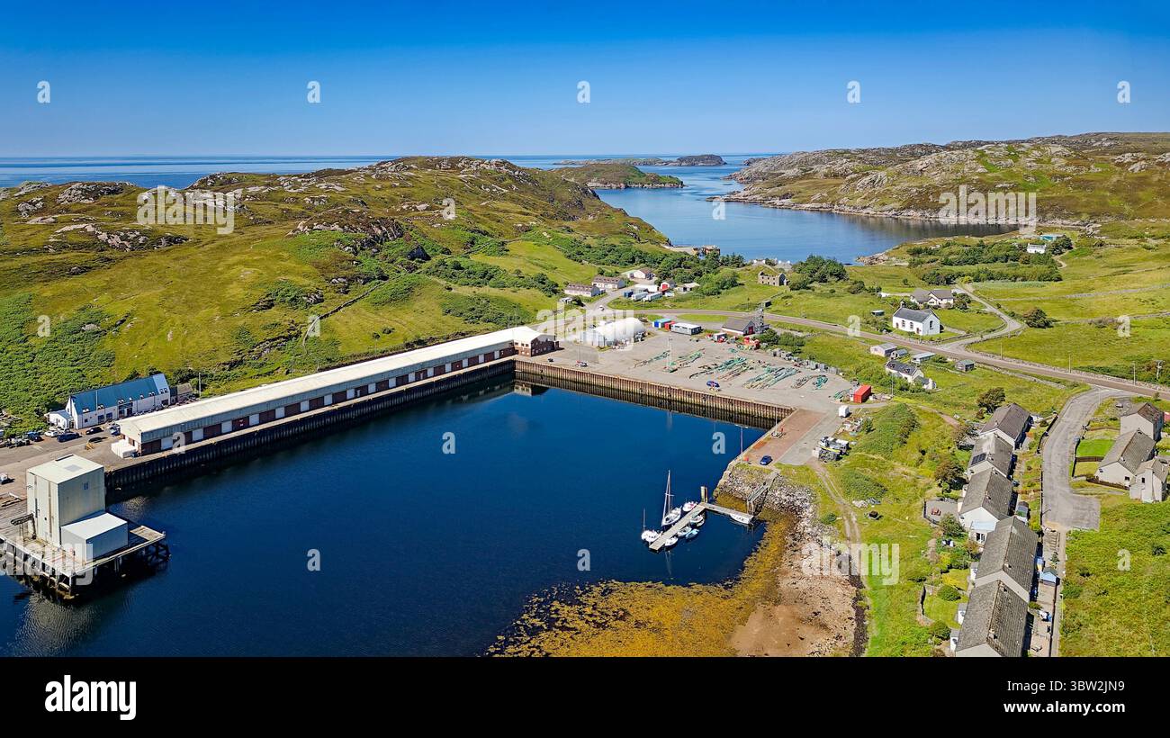 Kinlochbervie village portuaire Sutherland Écosse le port et le grand dépôt de manutention du poisson sur le Loch Bervie avec Loch Clash au loin Banque D'Images