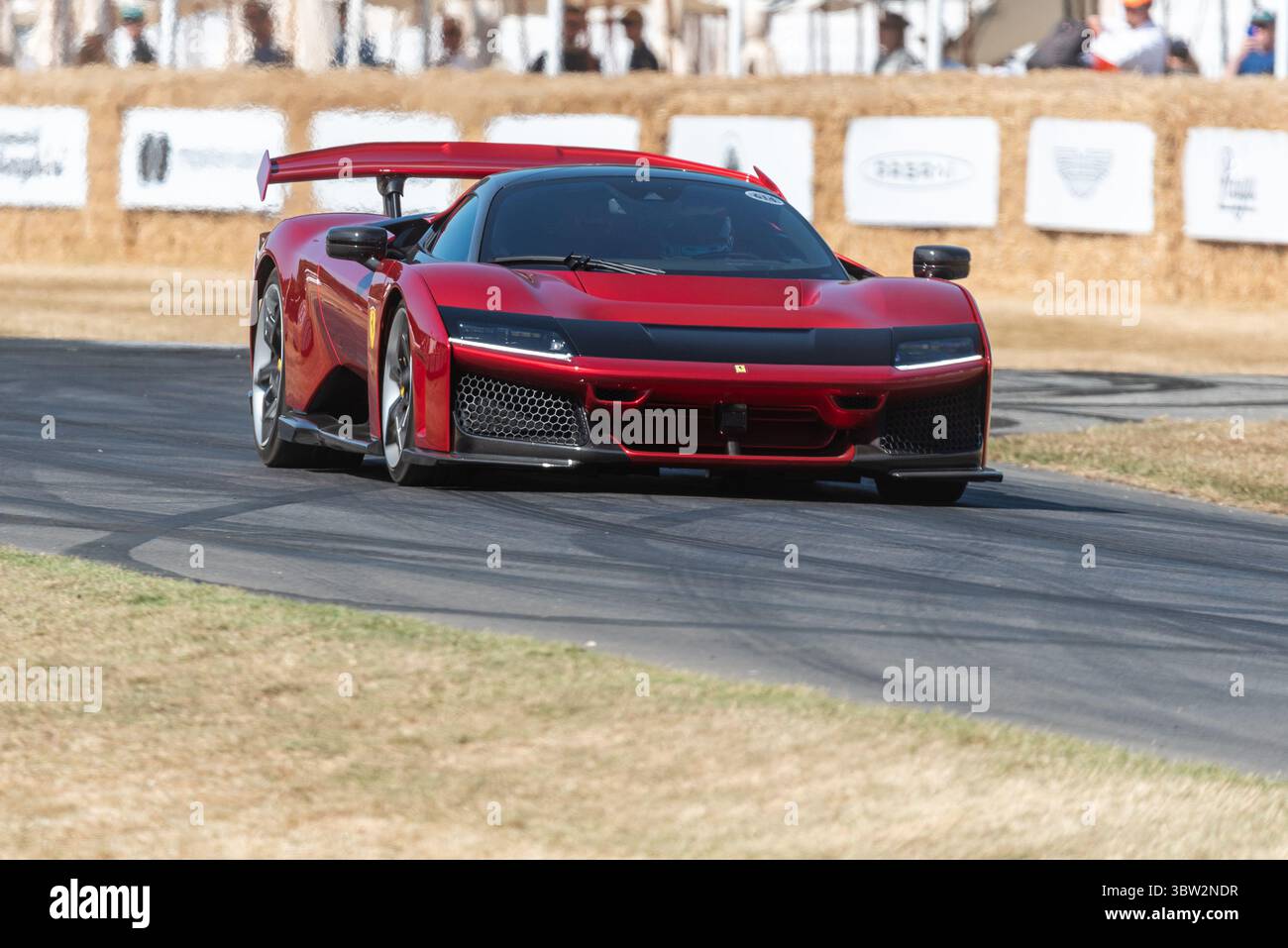 Voiture de sport hybride Ferrari F80 2025 gravissant la piste de montée de colline lors du festival Goodwood de la vitesse 2025 Banque D'Images