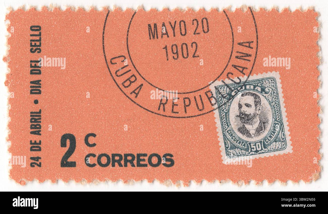 CUBA - 1961 avril : 2 saumons céntimo et timbre-poste vert foncé représentant un portrait du général Jose Antonio de la Caridad Maceo y Grajales. Il était commandant en second de l'Armée cubaine de l'indépendance. D'autres Cubains ont donné à Maceo le surnom de « Titan de bronze », surnom qu'il a gagné après avoir été blessé plusieurs fois au combat. Les Espagnols désignent Maceo comme le « Grand Lion ». Maceo était l'un des chefs de guérilla les plus remarquables en Amérique latine du XIXe siècle, comparable à José Antonio Páez du Venezuela dans le sens militaire Banque D'Images