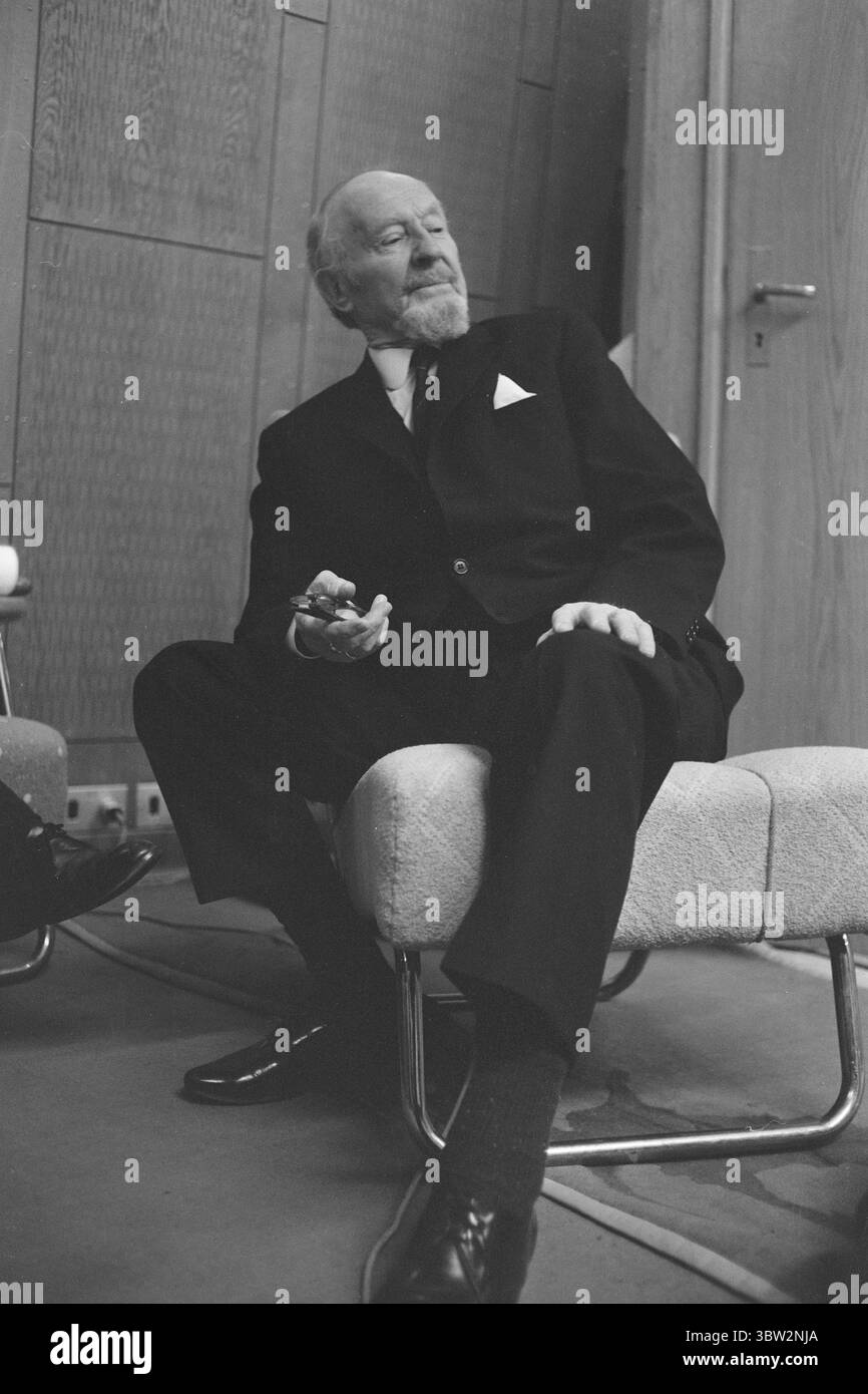 Current 15-4-1969 : les aînés de la tribu. Les vétérans du Théâtre norvégien, Edvard Drabløs et Lars Tvinde, n'abandonnent pas. Le Théâtre Radio les a engagés dans la pièce de radio africaine 'Myrfolket', que Jack Fjeldstad dirige. Lars Tvinde, 82 ans, joue le vieil homme qui commence à comprendre que la vie peut être autre chose que la misère. Photo : Per Ervik / Current / NTB ***PHOTO NON TRAITÉE*** *texte traduit automatiquement* Banque D'Images