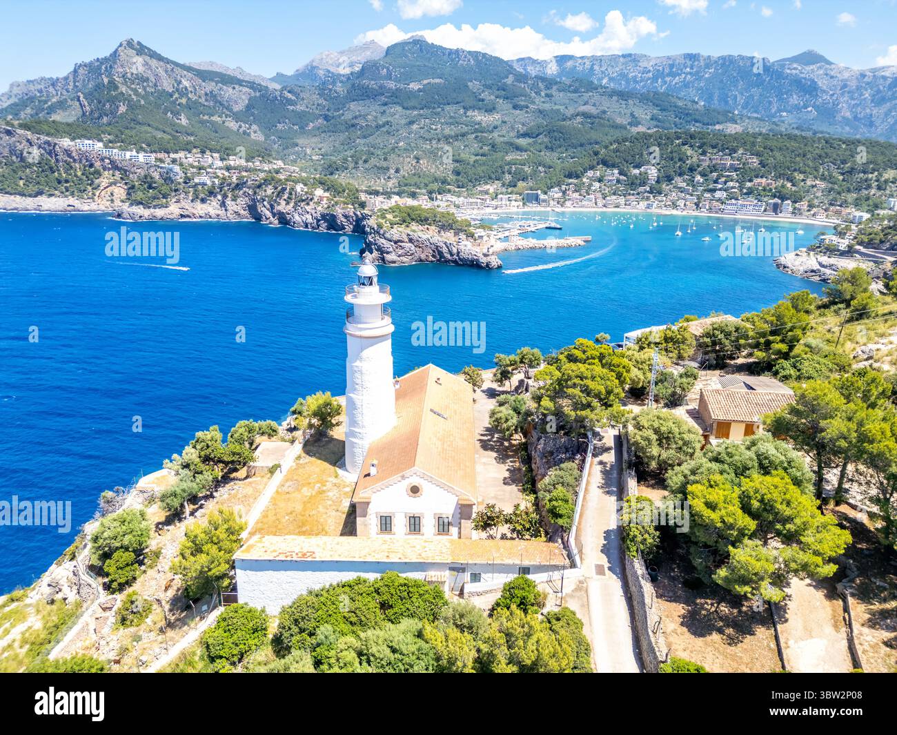 Port de Soller sur l'île de Majorque avec phare d'en haut vue aérienne photo vacances au bord de la mer en Espagne Banque D'Images