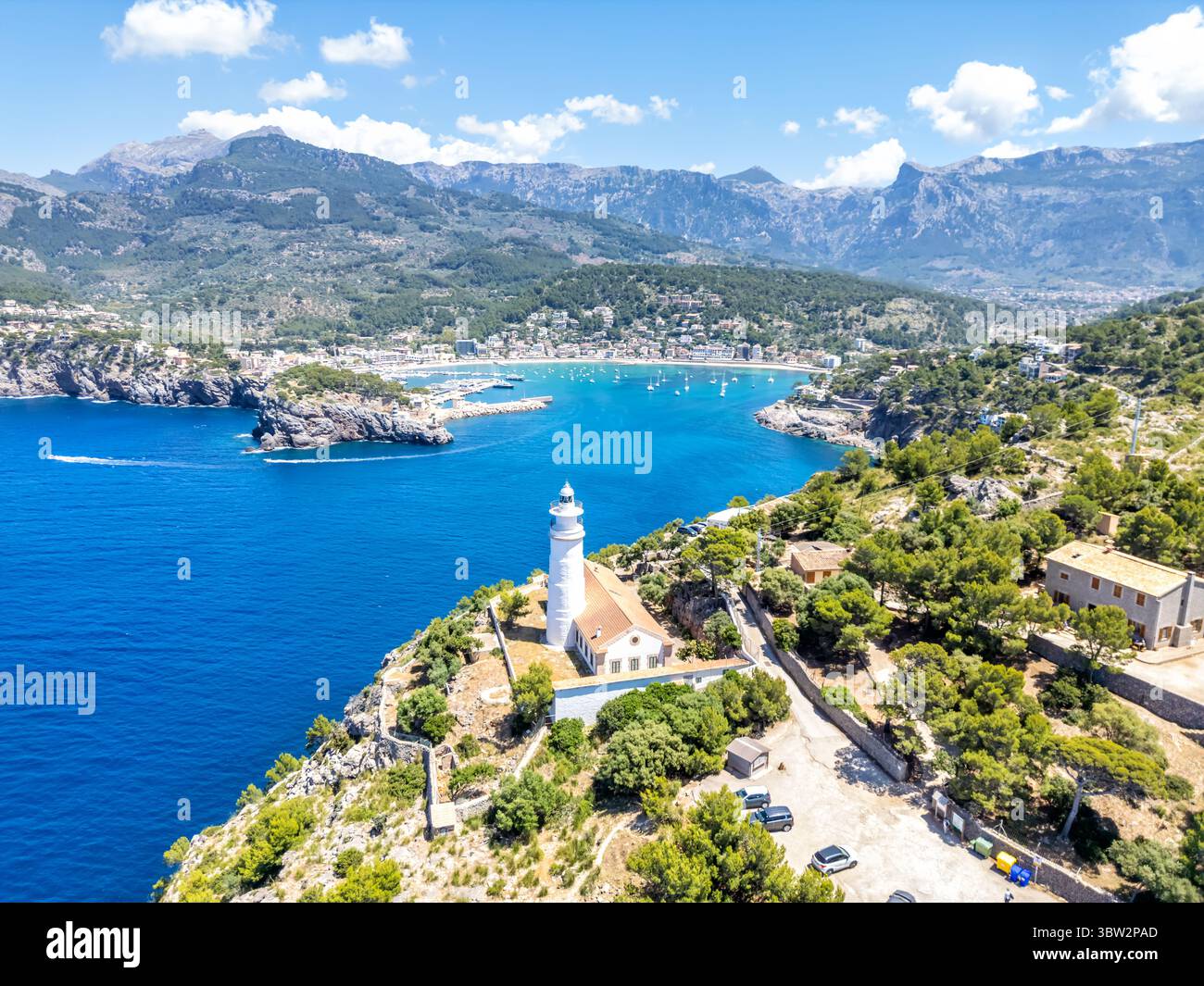 Port de Soller sur l'île de Majorque avec phare d'en haut vue aérienne photo vacances au bord de la mer en Espagne Banque D'Images
