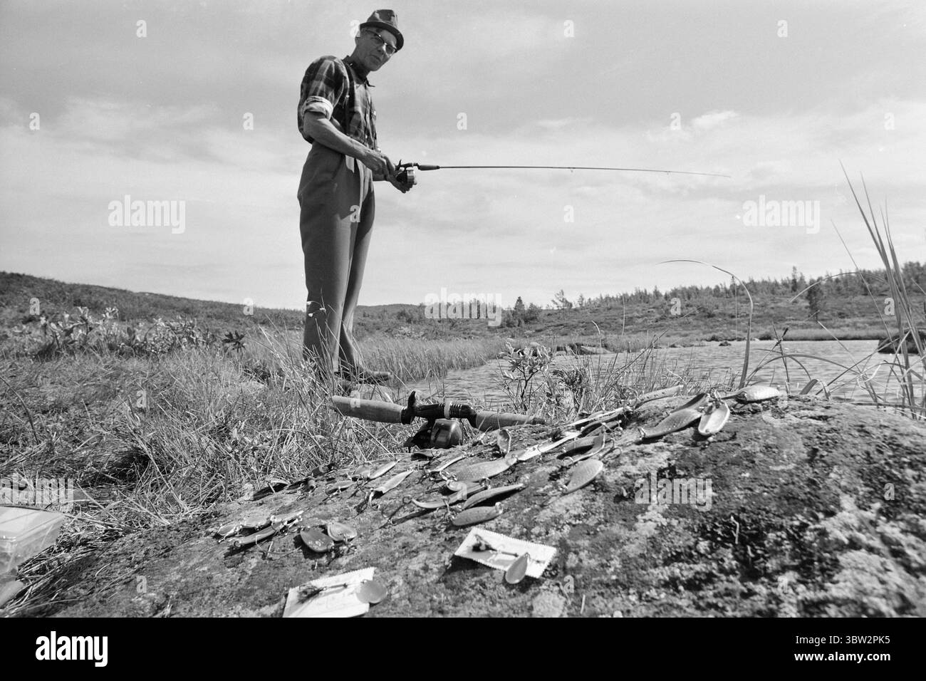Aktuell 31 - 4 - 1969 : vacances avec un rocher de pêcheEté en Norvège pour de nombreux pêcheurs, l'un des points forts de l'année est les soirées de juillet au bord d'un lac de montagne lorsque la truite mord volontiers. L'un des grands dilemmes du pêcheur : quels leurres ou quels fileurs doit-il choisir ? Photo : Per Ervik / Aktuell / NTB ***PHOTO NON TRAITÉE *** *texte traduit automatiquement* Banque D'Images
