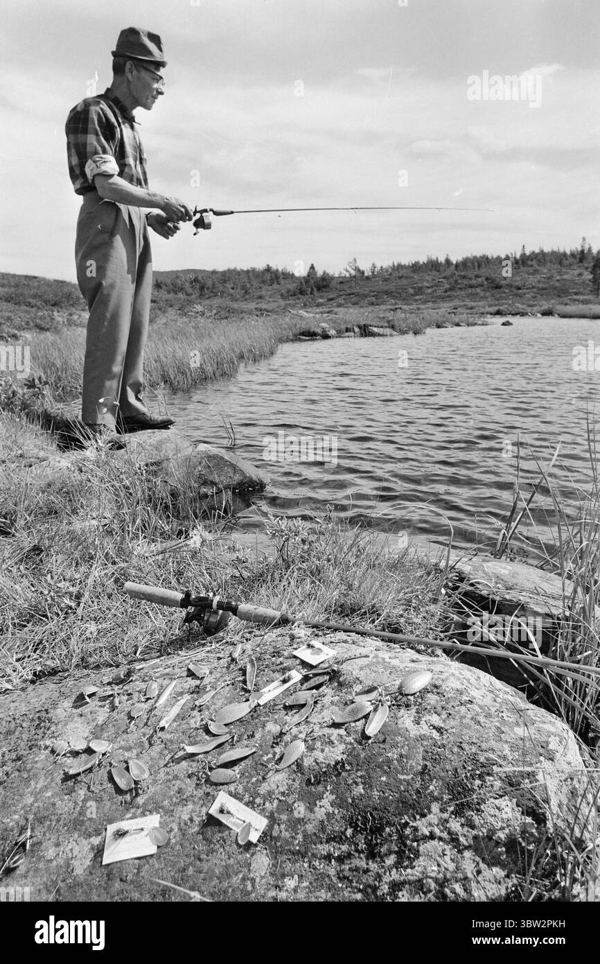 Aktuell 31 - 4 - 1969 : vacances avec un rocher de pêcheEté en Norvège pour de nombreux pêcheurs, l'un des points forts de l'année est les soirées de juillet au bord d'un lac de montagne lorsque la truite mord volontiers. L'un des grands dilemmes du pêcheur : quels leurres ou quels fileurs doit-il choisir ? Photo : Per Ervik / Aktuell / NTB ***PHOTO NON TRAITÉE *** *texte traduit automatiquement* Banque D'Images