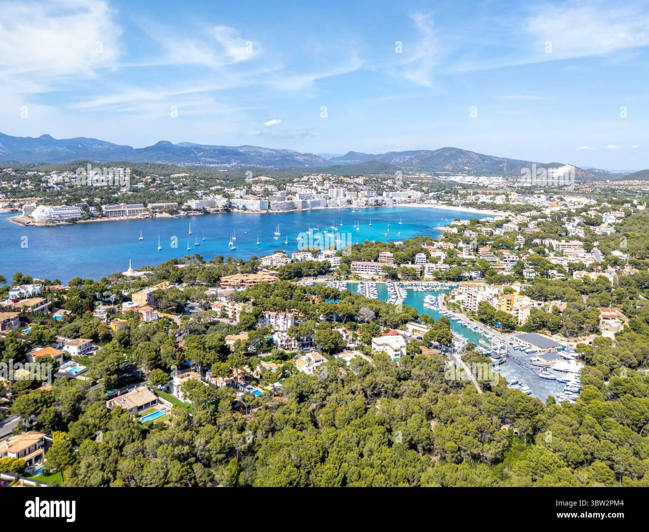 Santa Ponsa sur l'île de Majorque vue aérienne d'au-dessus de la marina avec des bateaux de vacances à la plage de la mer en été en Espagne Banque D'Images