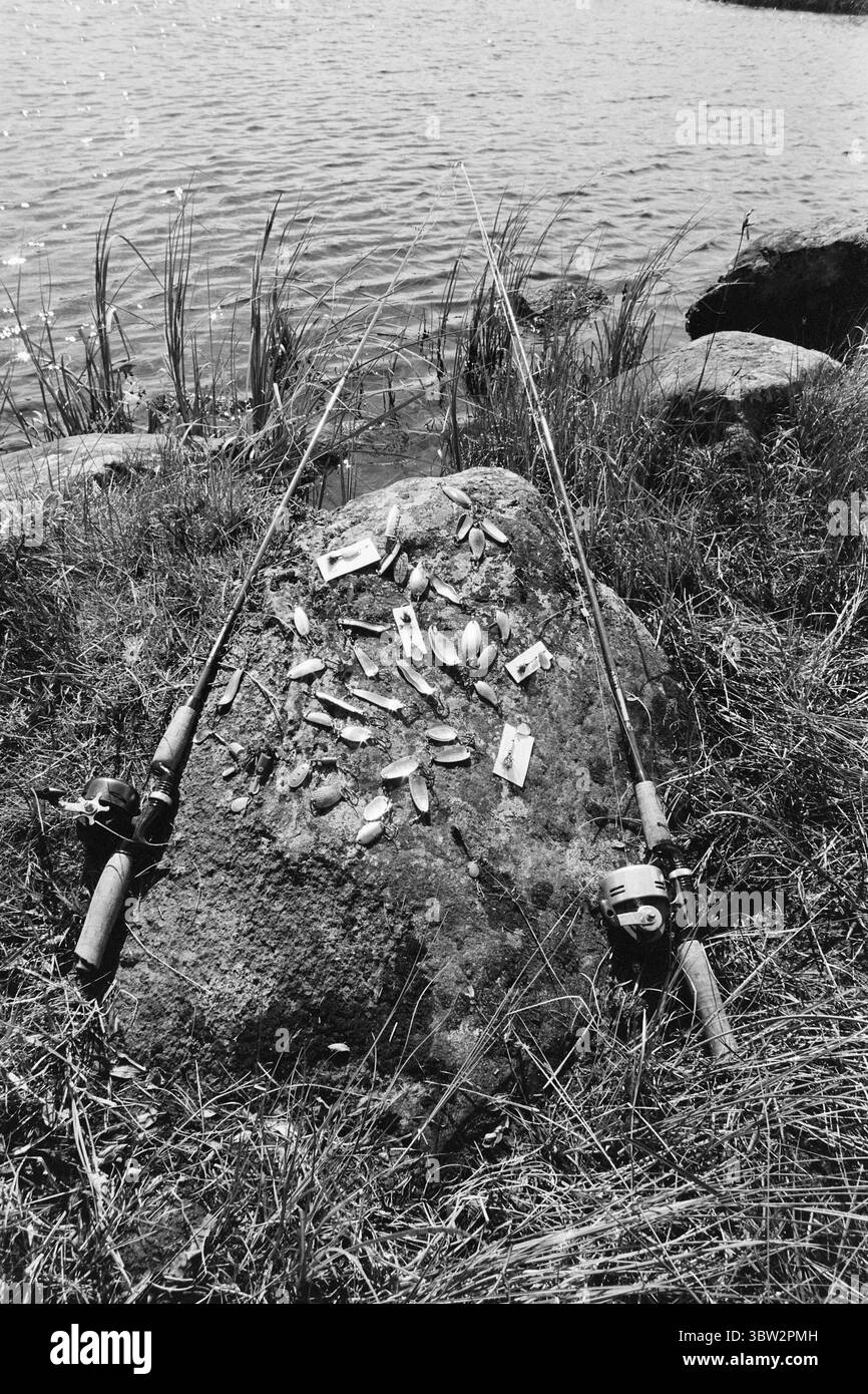 Aktuell 31 - 4 - 1969 : vacances avec un rocher de pêcheEté en Norvège pour de nombreux pêcheurs, l'un des points forts de l'année est les soirées de juillet au bord d'un lac de montagne lorsque la truite mord volontiers. L'un des grands dilemmes du pêcheur : quels leurres ou quels fileurs doit-il choisir ? Photo : Per Ervik / Aktuell / NTB ***PHOTO NON TRAITÉE *** *texte traduit automatiquement* Banque D'Images