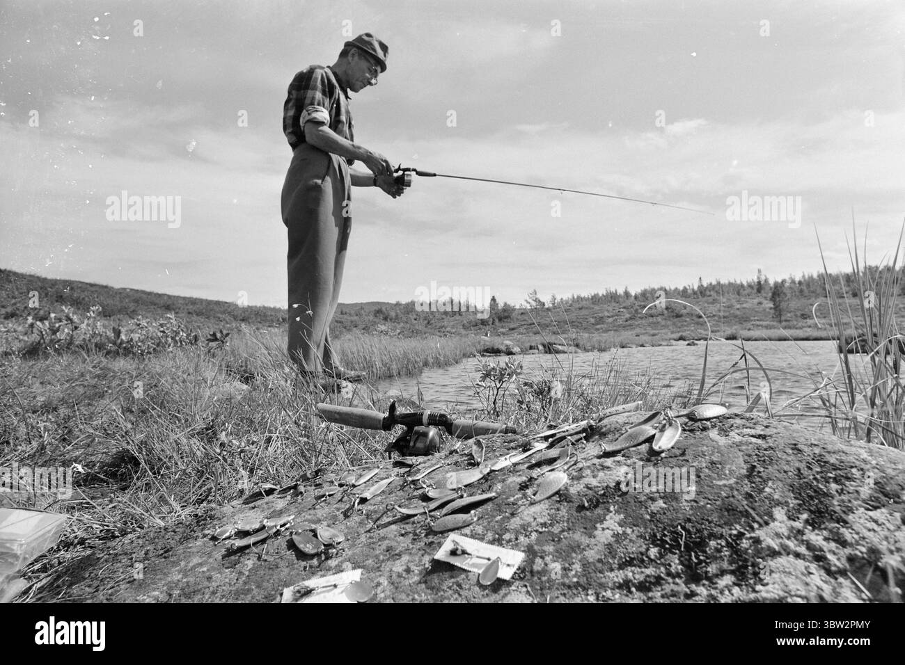 Aktuell 31 - 4 - 1969 : vacances avec un rocher de pêcheEté en Norvège pour de nombreux pêcheurs, l'un des points forts de l'année est les soirées de juillet au bord d'un lac de montagne lorsque la truite mord volontiers. L'un des grands dilemmes du pêcheur : quels leurres ou quels fileurs doit-il choisir ? Photo : Per Ervik / Aktuell / NTB ***PHOTO NON TRAITÉE *** *texte traduit automatiquement* Banque D'Images