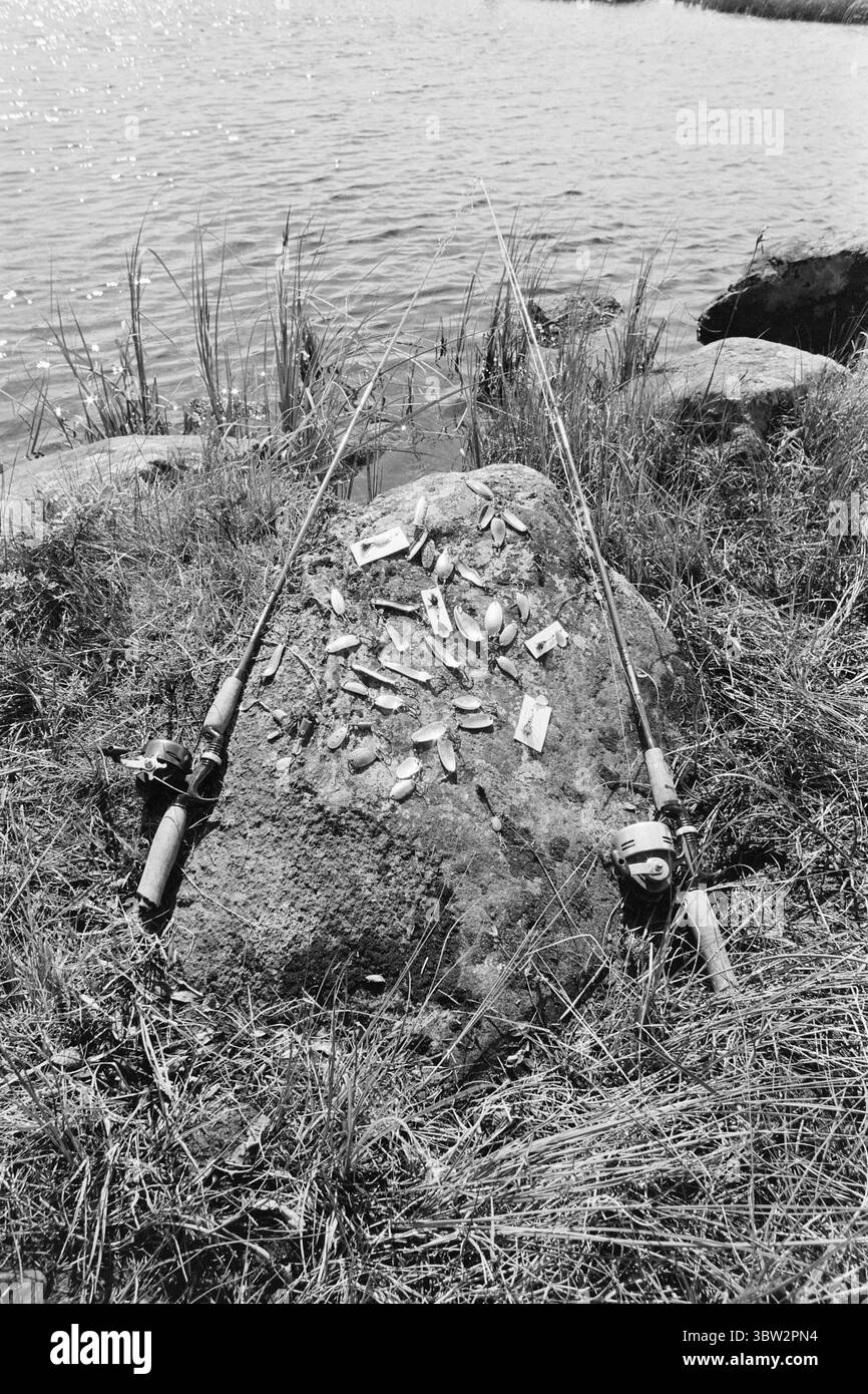 Aktuell 31 - 4 - 1969 : vacances avec un rocher de pêcheEté en Norvège pour de nombreux pêcheurs, l'un des points forts de l'année est les soirées de juillet au bord d'un lac de montagne lorsque la truite mord volontiers. L'un des grands dilemmes du pêcheur : quels leurres ou quels fileurs doit-il choisir ? Photo : Per Ervik / Aktuell / NTB ***PHOTO NON TRAITÉE *** *texte traduit automatiquement* Banque D'Images