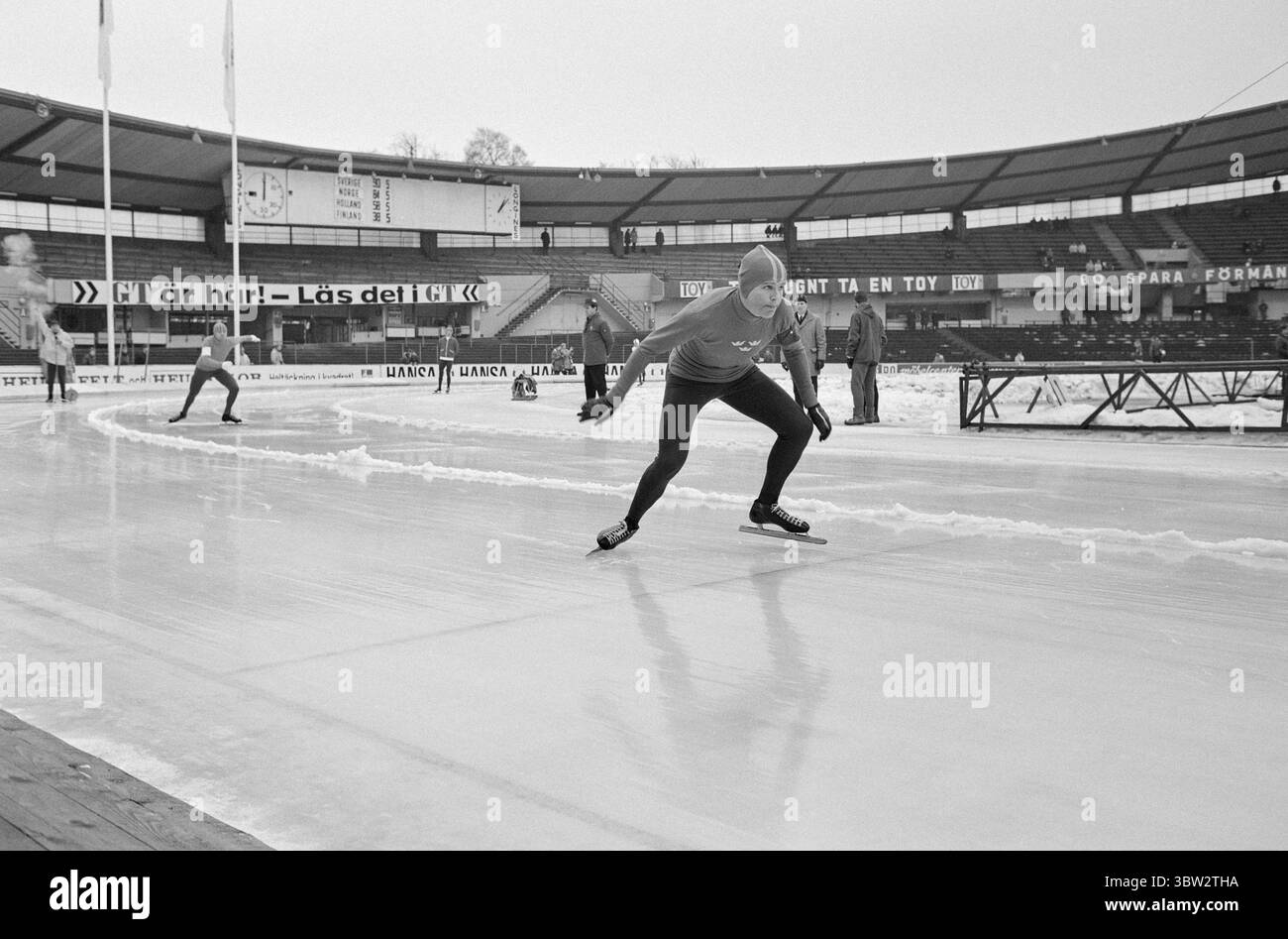 Aktuell 9 - 1 - 1969 : nous les avons pris au milePour les pays ont participé à une compétition internationale de patinage à Gothenburg. Les Norvégiens ont gagné au classement général, mais ont eu un combat dur contre les Suédois. L'équipe norvégienne était composée de Dag Fornæss, Fred Anton Maier, Per Willy Guttormsen, Magne Thomassen et Bjørn Tveter. Photo : Aage Storløkken / Aktuell / NTB ***PHOTO NON TRAITÉE*** *texte traduit automatiquement* Banque D'Images
