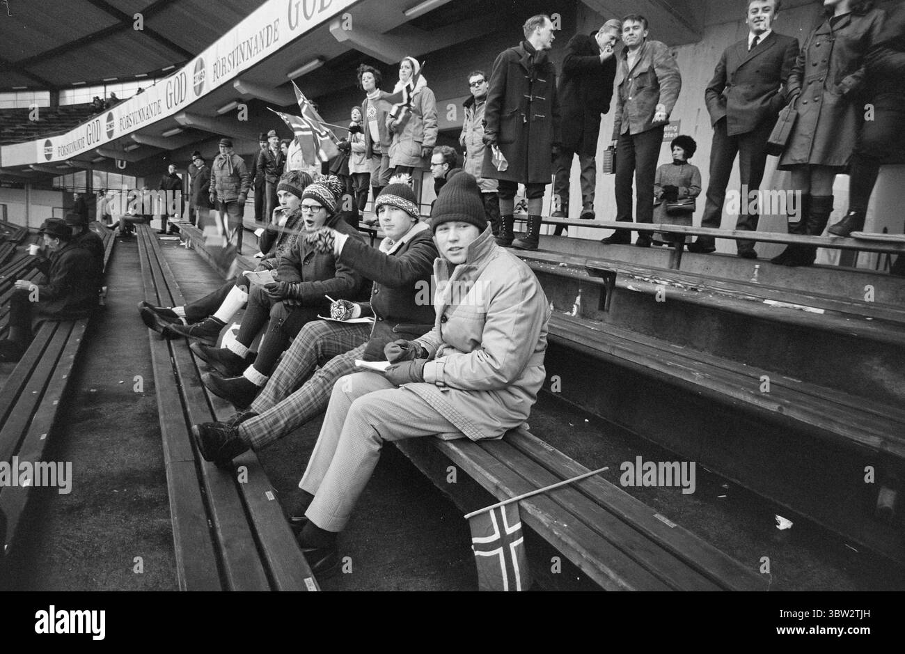 Aktuell 9 - 1 - 1969 : nous les avons emmenés sur le mileFour les pays ont participé à une compétition internationale de patinage à Gothenburg. Les Norvégiens ont gagné au classement général, mais ont eu un combat dur contre les Suédois. L'équipe norvégienne était composée de Dag Fornæss, Fred Anton Maier, Per Willy Guttormsen, Magne Thomassen et Bjørn Tveter. Une atmosphère basse et des stands vides. La course de 1500 mètres est en cours, et il n'y a aucune raison de lever les drapeaux dans les airs. Les choses sont immédiatement devenues plus animées pendant la course du mile, mais les stands étaient tout aussi vides. L'intérêt est plutôt faible en Suède. Photo : Aage Storløkken / Aktuell / Banque D'Images