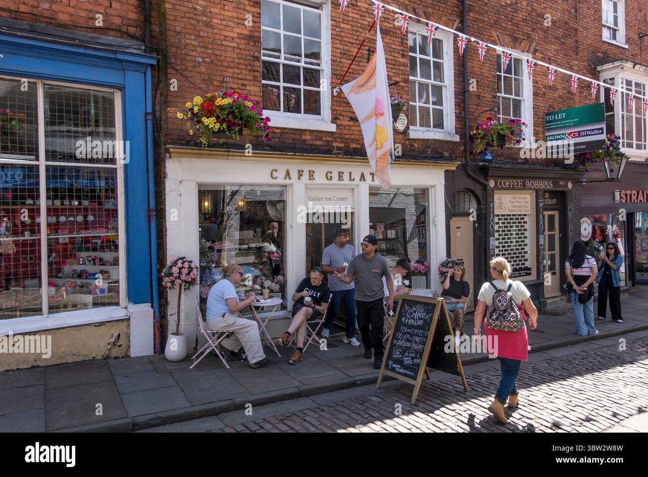 Café Gelato sur le côté ombragé du détroit, Lincoln City, Lincolnshire, Angleterre, Royaume-Uni Banque D'Images