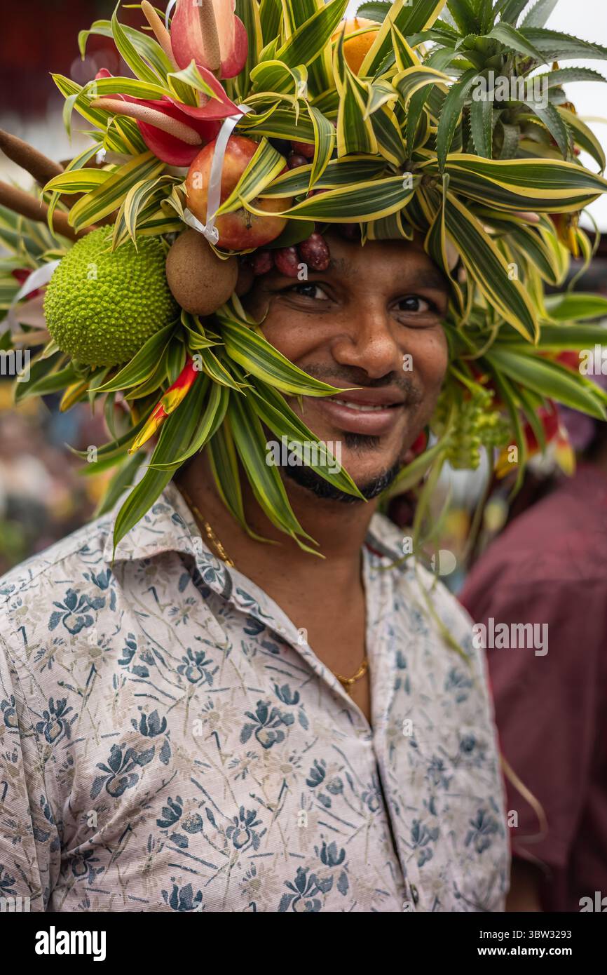 Défilé du carnaval traditionnel de Goa. Célébration du carnaval. Le jeune homme s'amuse à porter une couronne de fruits et de fleurs. Fête de Sao Joao Banque D'Images