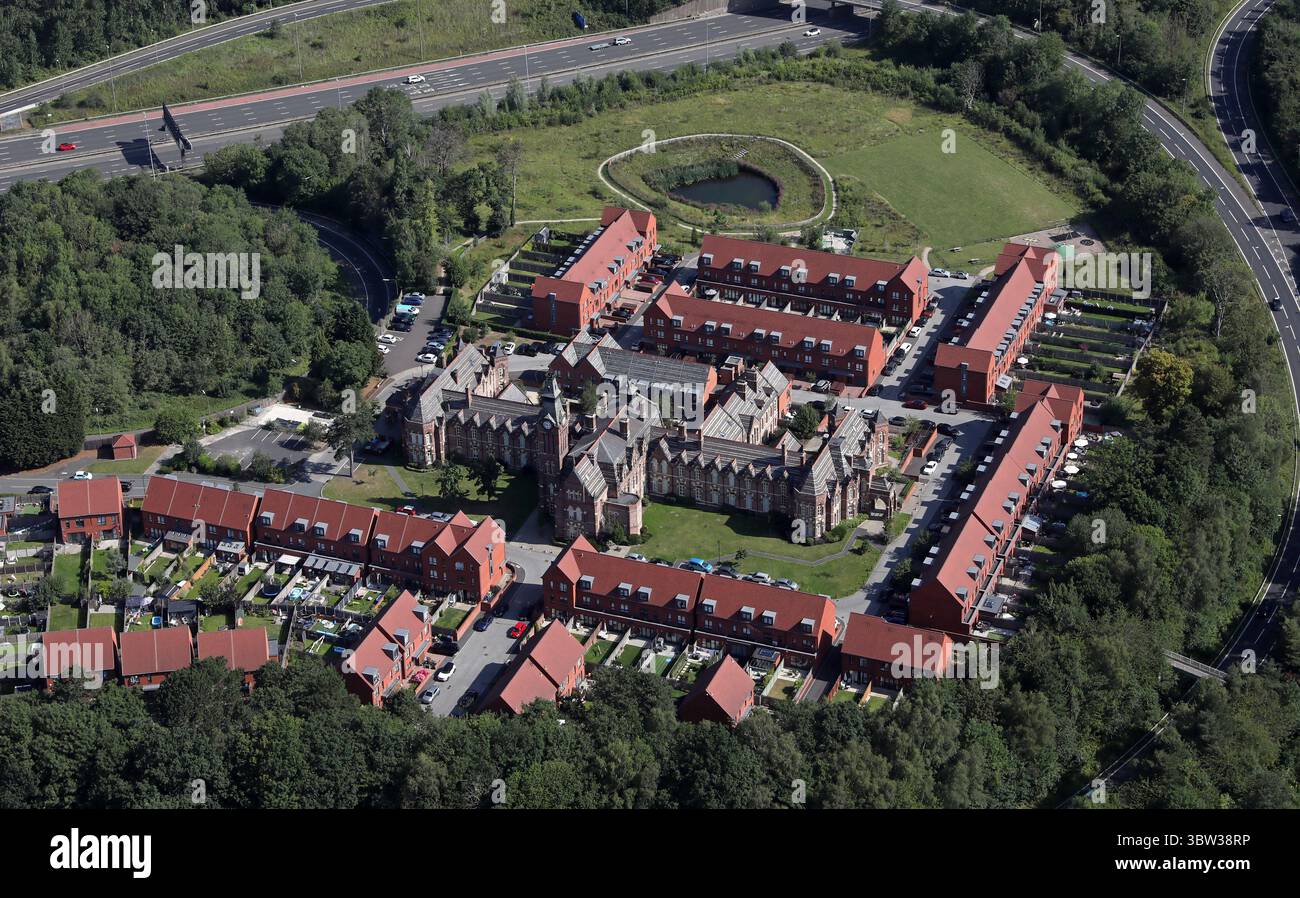Vue aérienne de l'hôpital Barnes, Cheadle, avec de nouveaux logements - Pennington Gardens Banque D'Images