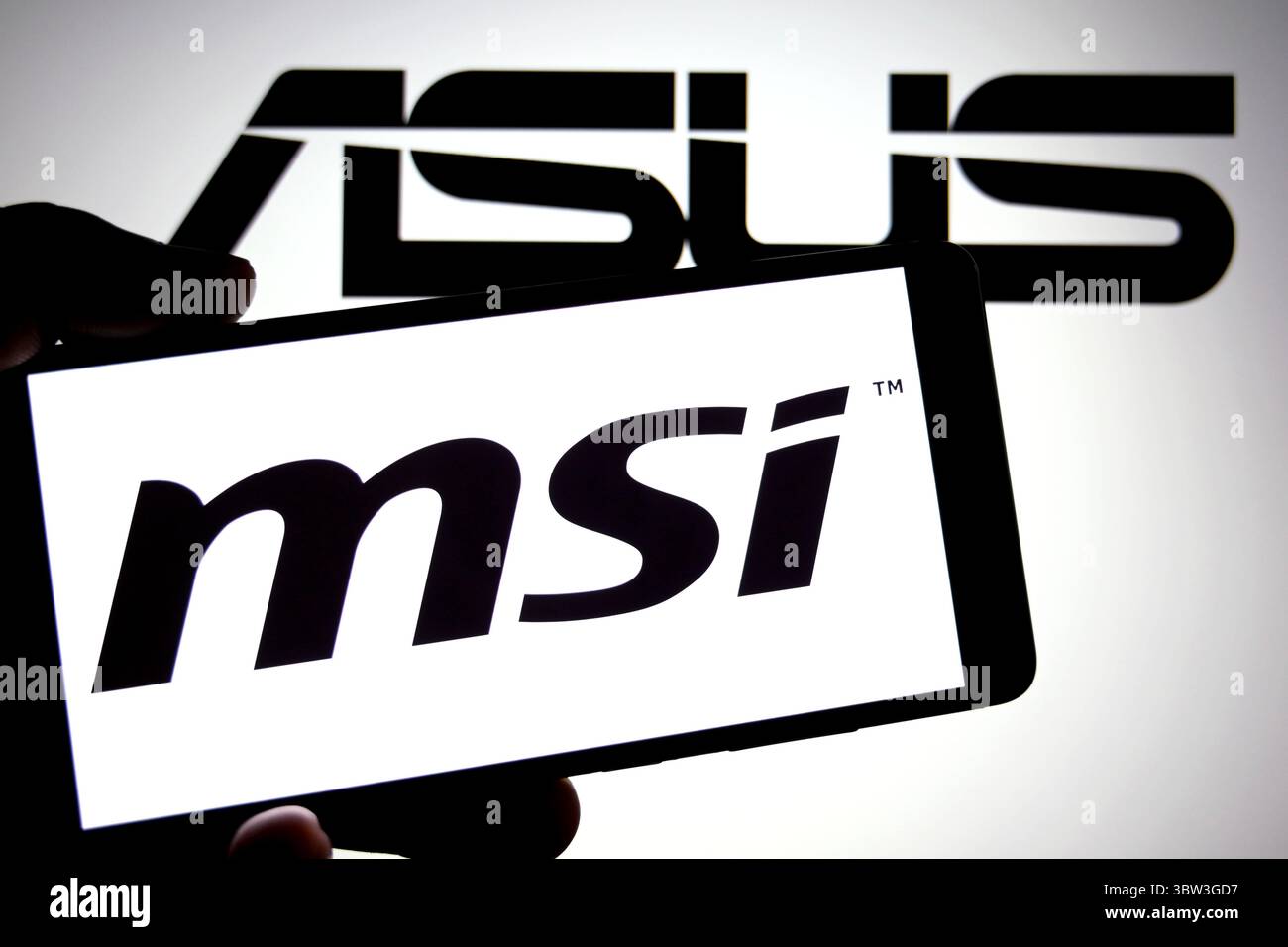 Inde. 15 juillet 2025. Dans cette illustration photo, le logo MSI est affiché sur un smartphone avec un logo Asus en arrière-plan. (Photo par Avishek Das/SOPA images/SIPA USA) *** strictement à des fins d'actualités éditoriales *** crédit : SIPA USA/Alamy Live News Banque D'Images