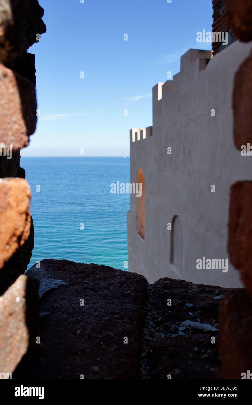 Méditerranée Seaview encadrée par des remparts historiques, Collioure, France Banque D'Images