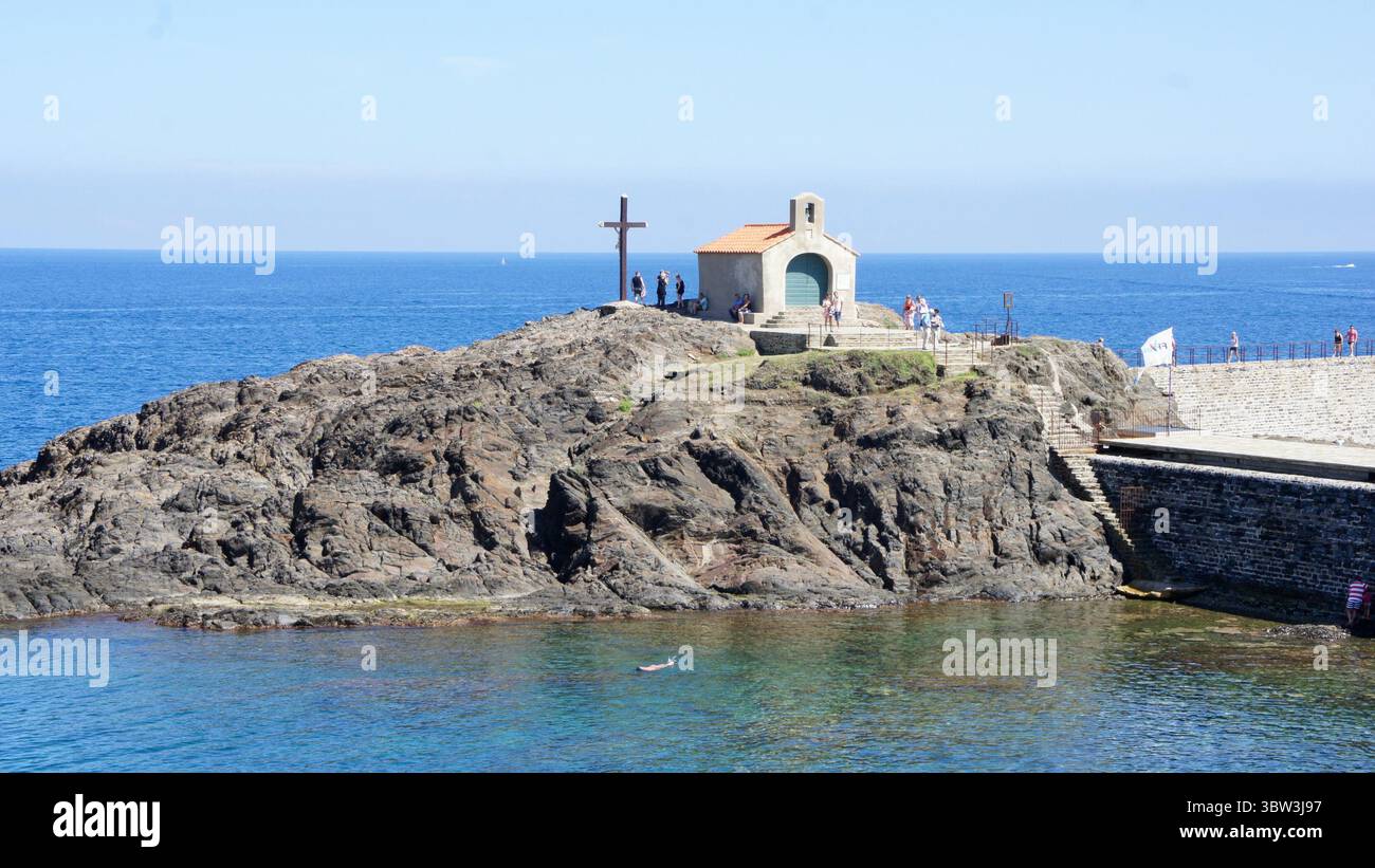 Chapelle Saint Vincent sur le promontoire rocheux, Collioure, France Banque D'Images
