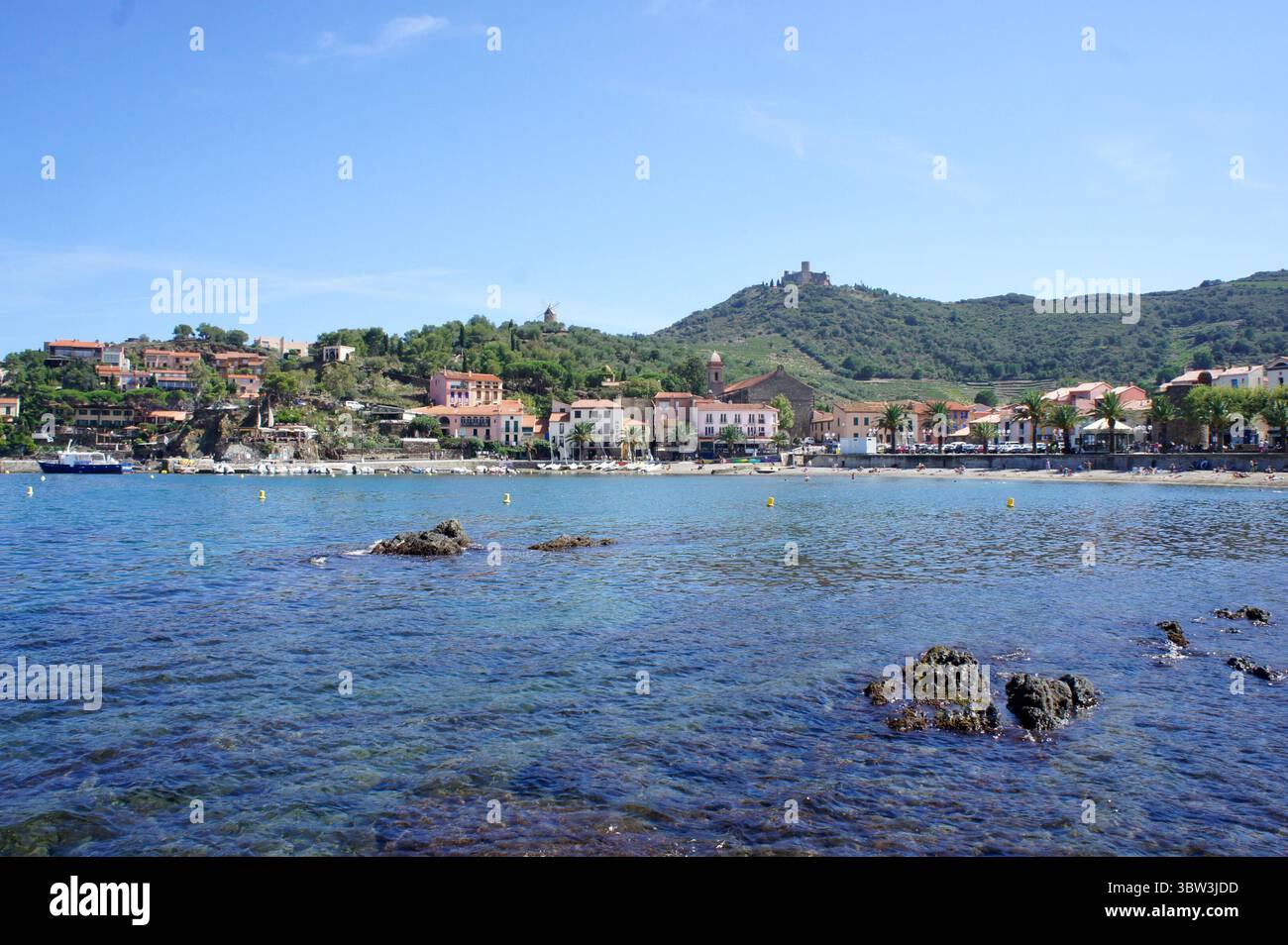 Baie de Collioure, Village et Château sur la côte méditerranéenne, France Banque D'Images