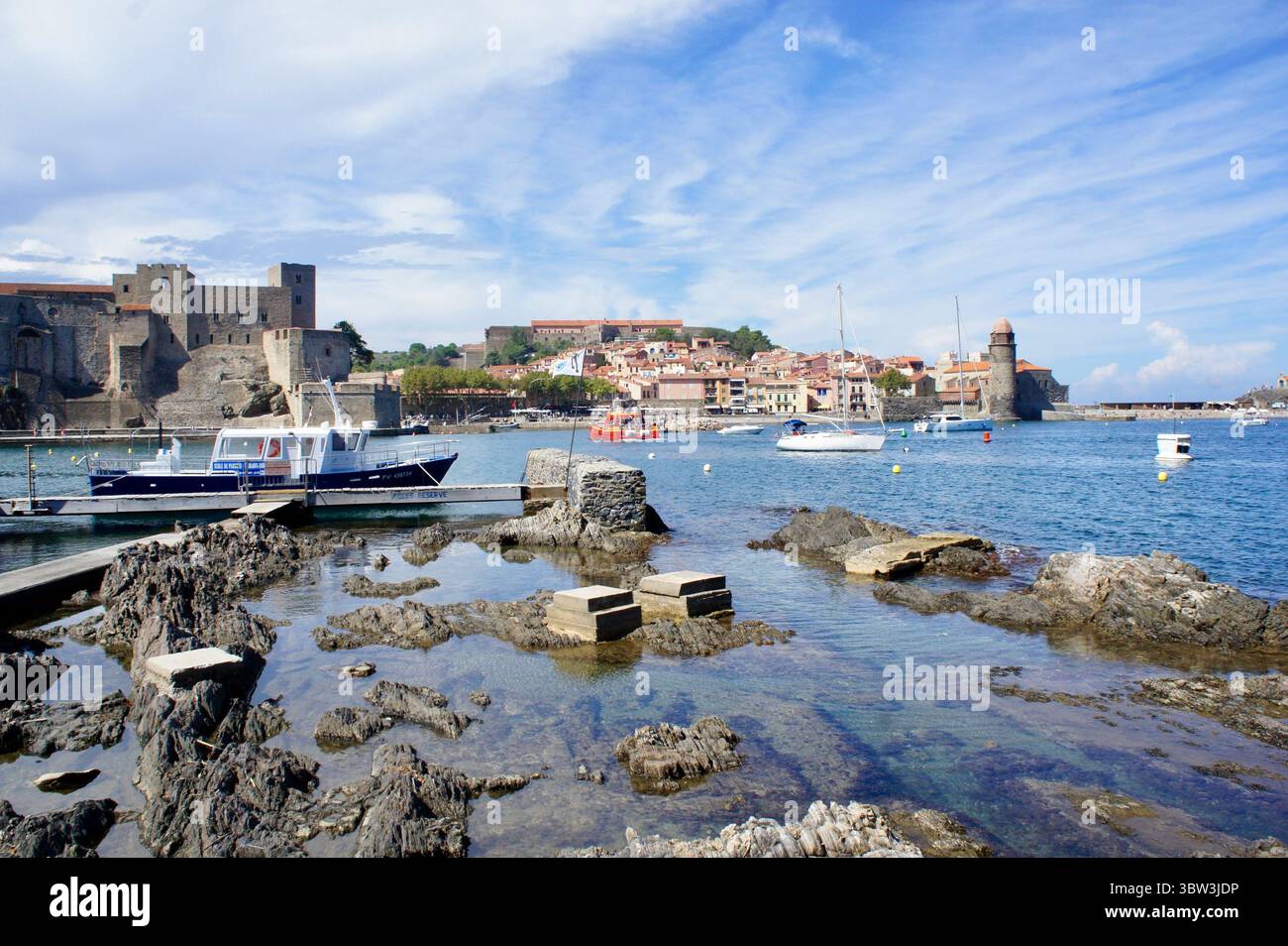 Port, château royal et clocher, Collioure, France Banque D'Images