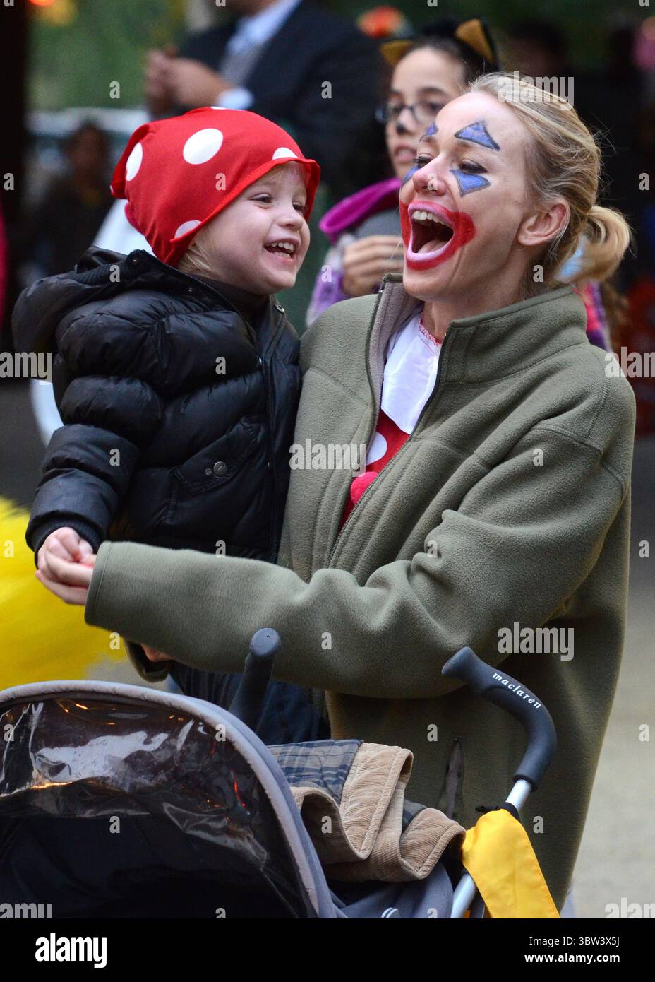 NEW YORK, NY - OCTOBRE 31 : lors d'une foire près de Washington Square Park le soir d'Halloween, Naomi Watts, habillée en clown, a passé du temps avec son premier né Sasha. Sasha arracha à plusieurs reprises la perruque de Naomi. Son partenaire de longue date, Liev Shreiber, a choisi un costume de faucheuse sinistre, le rendant méconnaissable, à part porter son fils Samuel sur ses épaules. Le 31 octobre 2011 à New York. ..People : Naomi Watts Liev Shreiber. (Crédit image : © SMG via ZUMA Wire) Banque D'Images