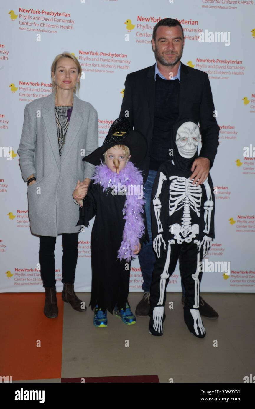 NEW YORK, NY - OCTOBRE 31 : lors d'une foire près de Washington Square Park le soir d'Halloween, Naomi Watts, habillée en clown, a passé du temps avec son premier né Sasha. Sasha arracha à plusieurs reprises la perruque de Naomi. Son partenaire de longue date, Liev Shreiber, a choisi un costume de faucheuse sinistre, le rendant méconnaissable, à part porter son fils Samuel sur ses épaules. Le 31 octobre 2011 à New York. ..People : Naomi Watts Liev Shreiber. (Crédit image : © SMG via ZUMA Wire) Banque D'Images