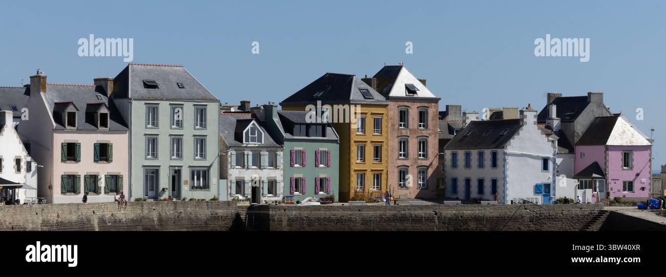 Maisons colorées sur le Quai des Français libres ou le Quai sud à Île de sein, Bretagne, France Banque D'Images
