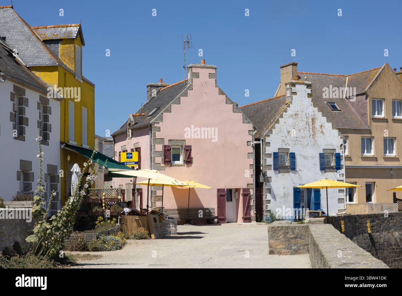 Façades de maison colorées sur le 'Quai des Français libres' ou 'Quai sud' à Île de sein en Bretagne, France. Banque D'Images