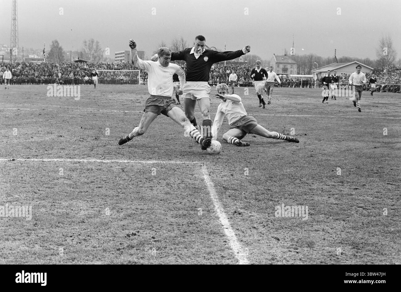 Aktuell 18-9-1969 : des temps difficiles pour les aristocrates du football. C'est l'ouverture de la saison norvégienne de football. Le favori Strømsgodset a eu des problèmes à domicile contre Fredrikstad FK. Le match s'est terminé de 0 à 0. Oui, c’est probablement Strømsgodset qui a percuté le plus de fois, et qui aurait pu gagner, mais comme on le sait, il est important d’obtenir des buts. Un tirage au sort était bon dans une performance terne. Photo : Aage Storløkken / Aktuell / NTB ***PHOTO NON TRAITÉE*** *texte traduit automatiquement* Banque D'Images