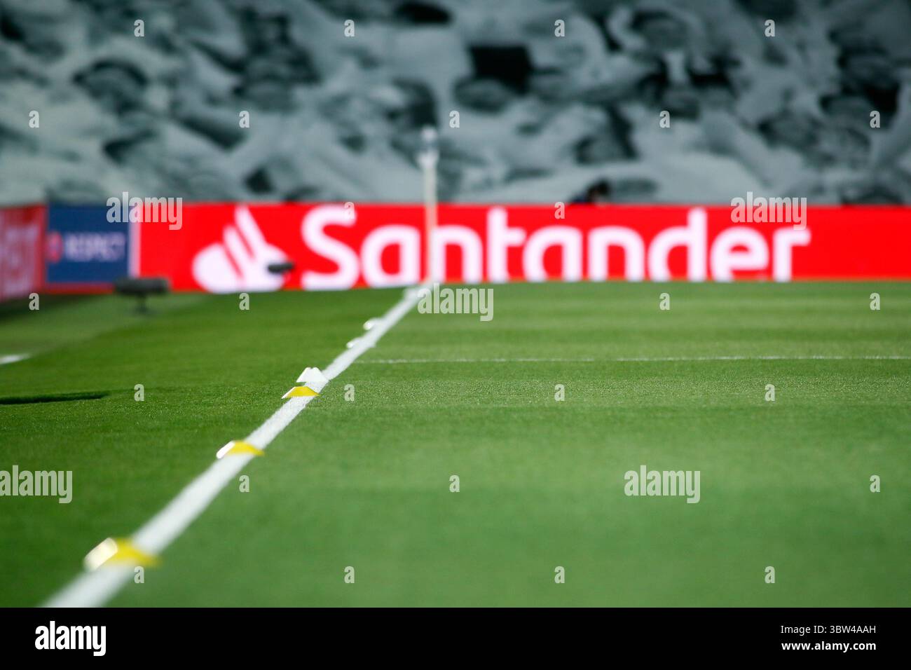3 novembre 2020, Valdebebas, MADRID, ESPAGNE : logo Santander lors de l'UEFA Champions League, Groupe B, match de football joué entre le Real Madrid et le FC Internazionale Milano au stade Alfredo Di Stefano le 3 novembre 2020, à Valdebebas, Madrid, Espagne. (Crédit image : © Oscar J. Barroso/AFP7 via ZUMA Wire) Banque D'Images