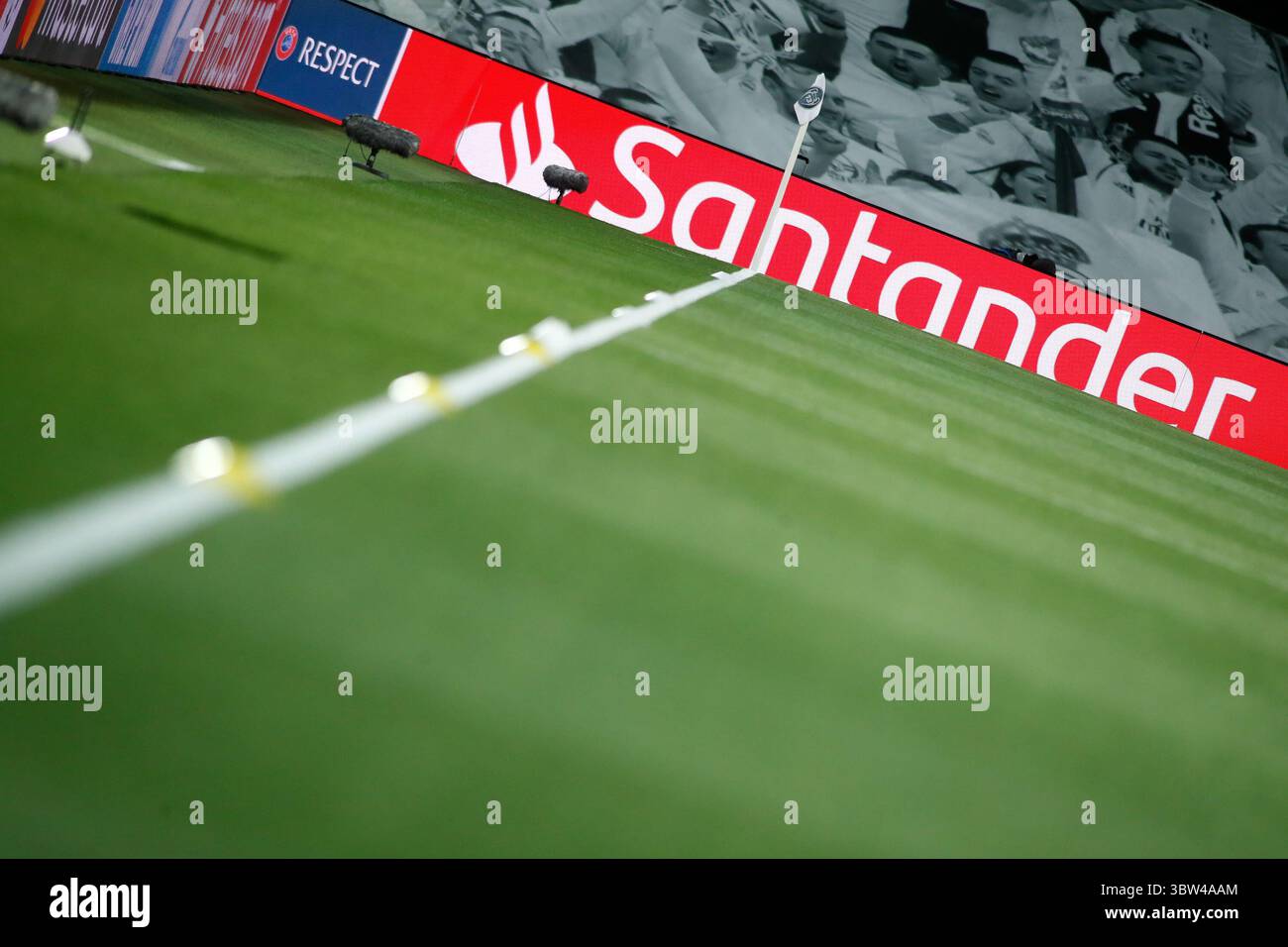3 novembre 2020, Valdebebas, MADRID, ESPAGNE : logo Santander lors de l'UEFA Champions League, Groupe B, match de football joué entre le Real Madrid et le FC Internazionale Milano au stade Alfredo Di Stefano le 3 novembre 2020, à Valdebebas, Madrid, Espagne. (Crédit image : © Oscar J. Barroso/AFP7 via ZUMA Wire) Banque D'Images