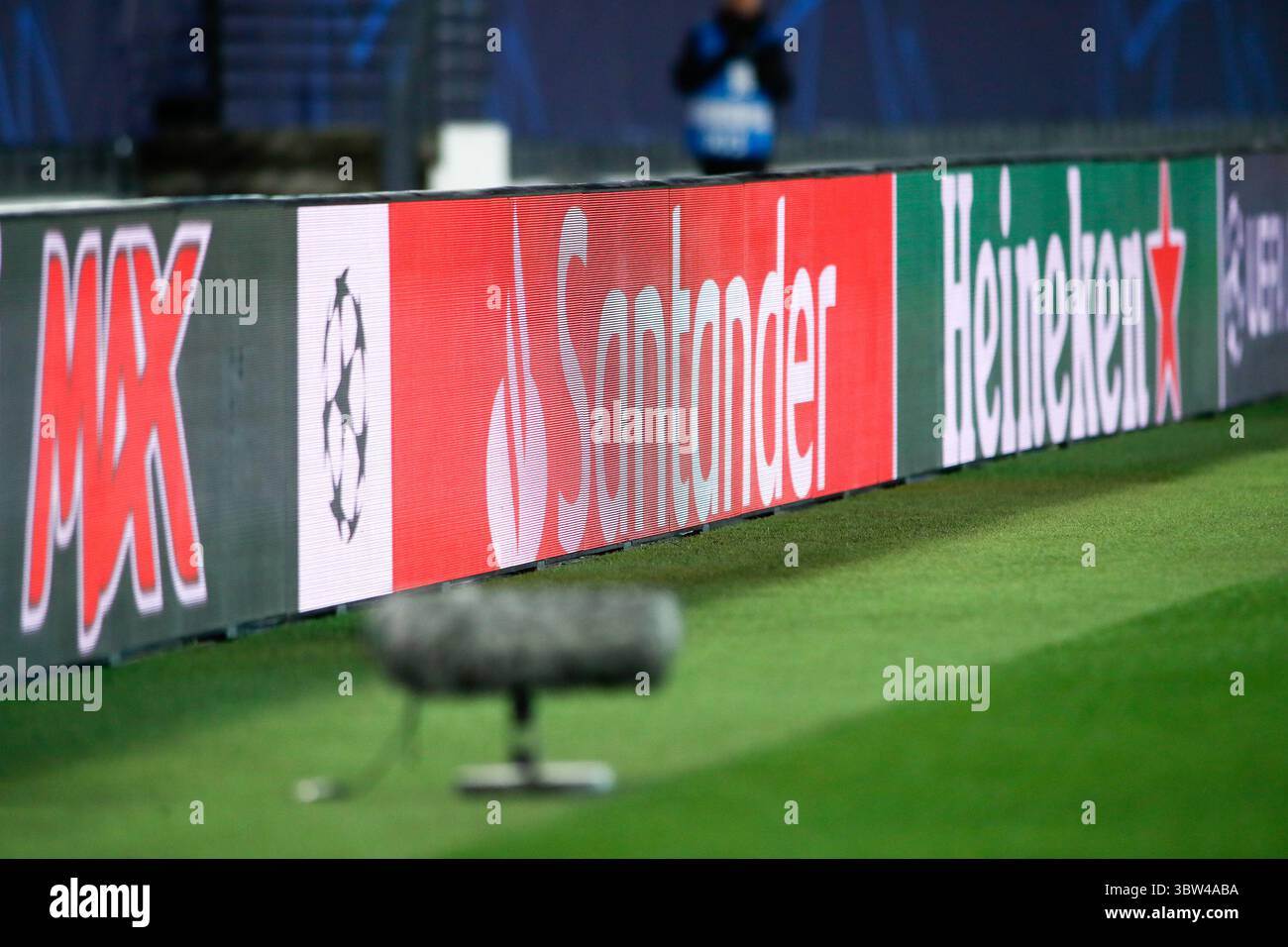 3 novembre 2020, Valdebebas, MADRID, ESPAGNE : logo Santander lors de l'UEFA Champions League, Groupe B, match de football joué entre le Real Madrid et le FC Internazionale Milano au stade Alfredo Di Stefano le 3 novembre 2020, à Valdebebas, Madrid, Espagne. (Crédit image : © Oscar J. Barroso/AFP7 via ZUMA Wire) Banque D'Images
