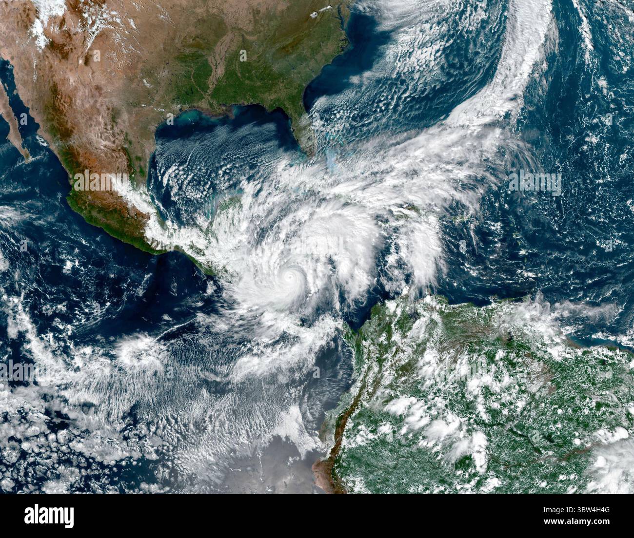 3 novembre 2020 - Caraïbes - les résidents du Nicaragua se sont préparés à l'ouragan ETA, qui devait toucher terre sur la côte nord-est des Caraïbes le 3 novembre 2020. Le National Hurricane Center (NHC) des États-Unis a signalé des vents soutenus maximaux de 220 kilomètres (140 milles) par heure pour la tempête de catégorie 4 à 12 heures du Centre le 3 novembre. Une fois que l'ETA touche terre, elle devrait tomber de 40 à 50 centimètres (15 à 20 pouces) de pluie (crédit image : © NASA Earth/ZUMA Wire/ZUMAPRESS.com) Banque D'Images