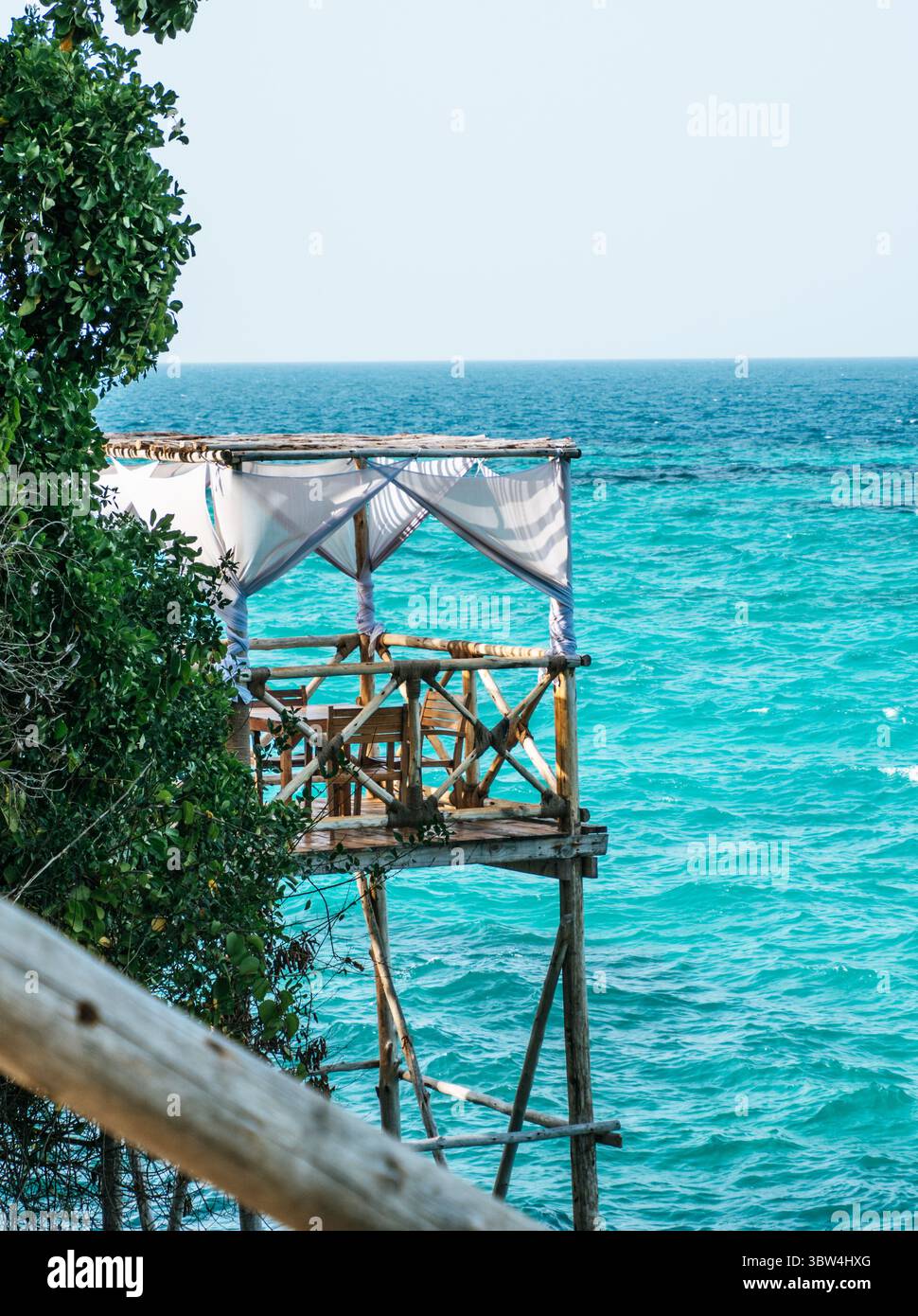 Pavillon en bois sur pilotis sur prison Island à Zanzibar, Tanzanie Banque D'Images