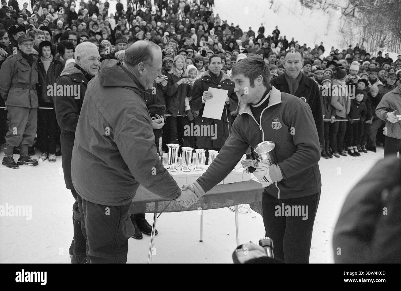 6-1-1970 actuel : forme supérieure et optimisme. Championnat norvégien de saut, grande colline. Le roi Olav remet le trophée à la troisième place Ronald Jensen.photo : Ivar Aaserud / Current / NTB ***la photo n'est pas traitée*** *le texte est traduit automatiquement* Banque D'Images