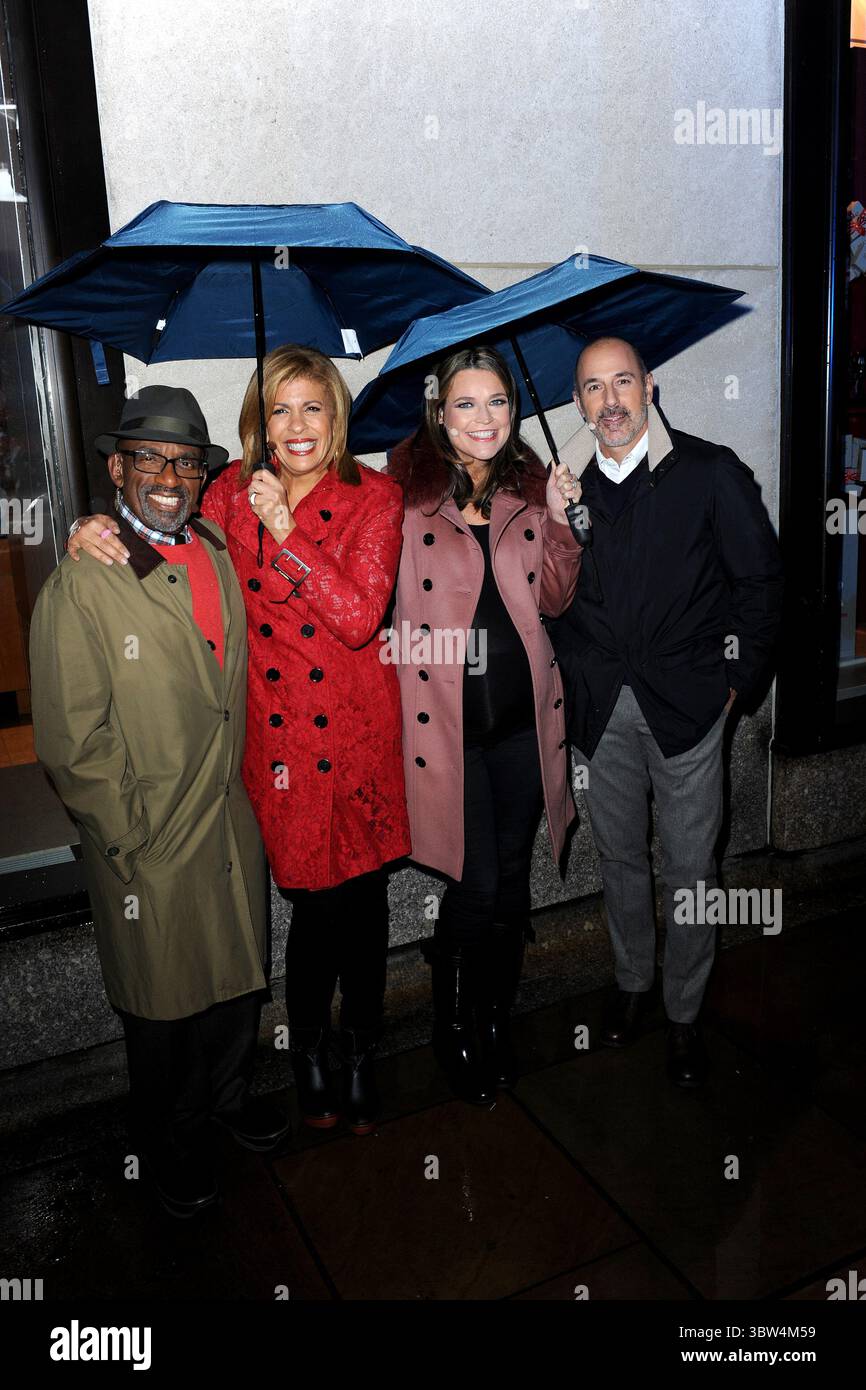 NEW YORK, NY - NOVEMBRE 30 : Al Roker, Hoda Kotb, Savannah Guthrie, Matt Lauer au Rockefeller Center de 94 pieds de haut et le Swarovski Star sont allumés lors de la 84e cérémonie annuelle d'éclairage du Rockefeller Christmas Tree au Rockefeller Center le 30 novembre 2016 à New York. ..personnes : Al Roker, Hoda Kotb, Savannah Guthrie, Matt Lauer. (Crédit image : © SMG via ZUMA Wire) Banque D'Images