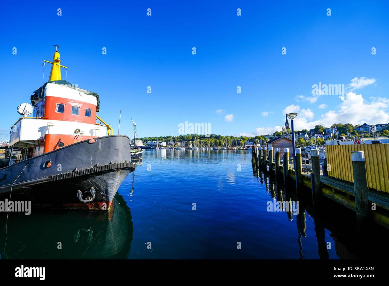 Vue sur le port historique de la ville de Flensburg et le paysage environnant. Port de Flensburg sur le fjord. Banque D'Images