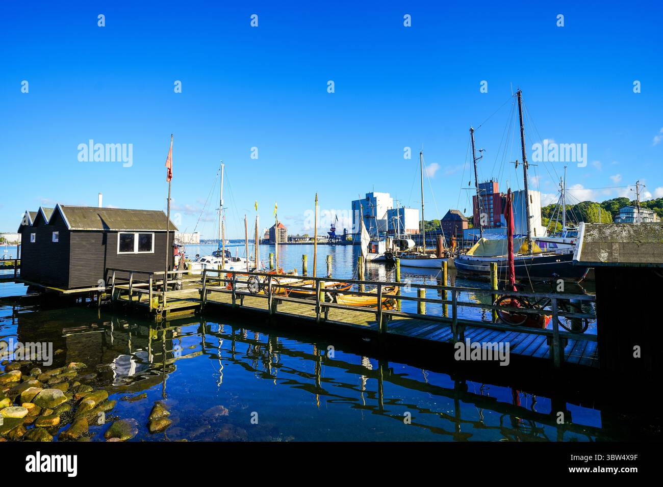 Vue sur le port historique de la ville de Flensburg et le paysage environnant. Port de Flensburg sur le fjord. Banque D'Images