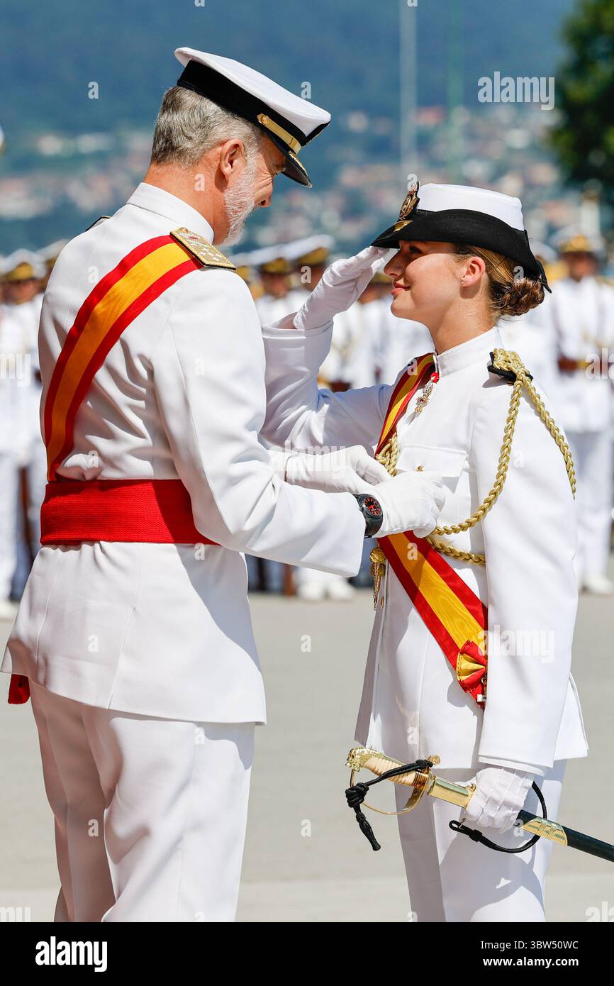 La princesse Leonor, et le roi Felipe VI, lors de la cérémonie de remise des nominations aux nouveaux officiers de la Marine, à l'École navale de Marin, le 1 Banque D'Images