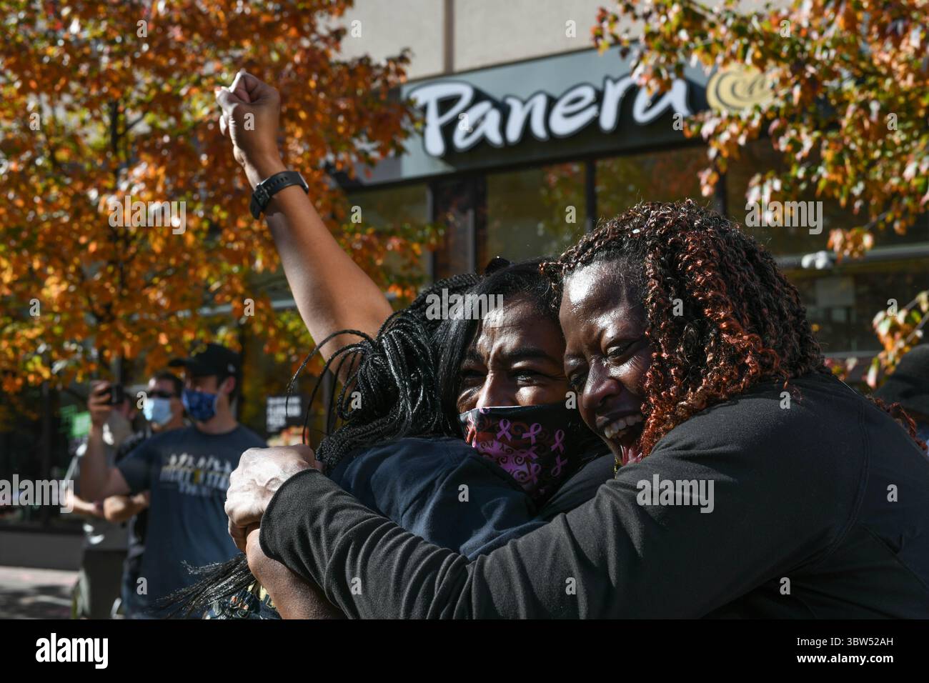7 novembre 2020, Philadelphie, Pennsylvanie, USA : CRYSTAL BRYSON, YVONNE JONES et CLARICE MILLER réagissent en apprenant ce matin à Philadelphie la défaite de Joe Biden face de Donald Trump pour être élu président des États-Unis. (Crédit image : © Miguel Juarez Lugo/ZUMA Wire) Banque D'Images