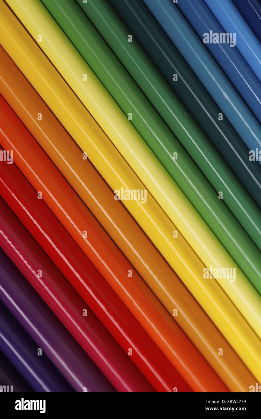 Dégradé coloré de crayons. Fond abstrait solide avec transition de ton de couleur. Direction diagonale des lignes. Dos élégant Banque D'Images