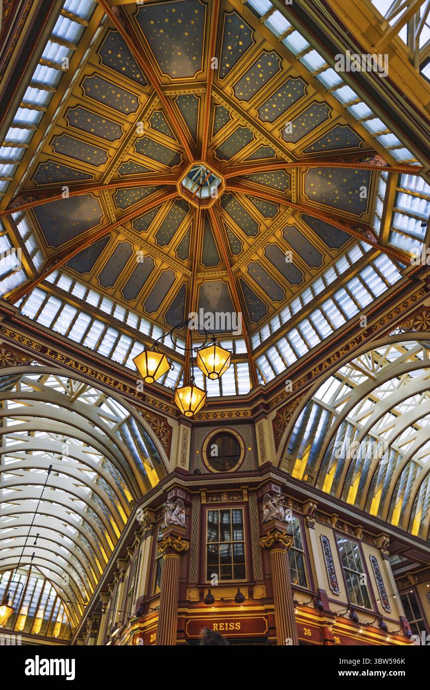 Superbe intérieur architectural du Leadenhall Market mettant en valeur la conception historique du toit en verre et en métal. Londres, Royaume-Uni, 29 mars 2024 Banque D'Images