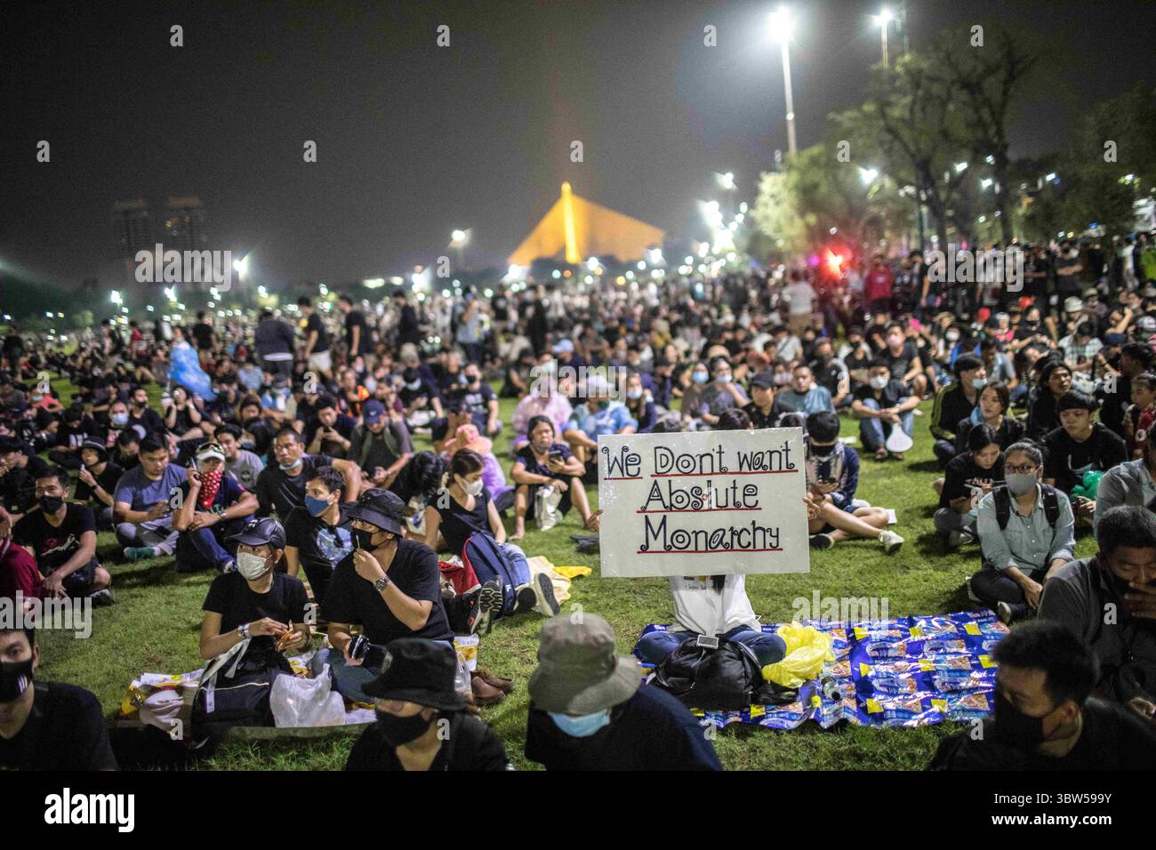 8 novembre 2020, Bangkok, Thaïlande : un manifestant pro-démocratie tient une pancarte disant "nous ne voulons pas de monarchie absolue" lors d'une manifestation anti-gouvernementale dans la capitale thaïlandaise. Les manifestants pro-démocratie sont descendus dans les rues au Monument de la démocratie pour marcher vers le Grand Palais pour remettre une lettre au roi de Thaïlande Maha Vajiralongkorn (Rama X), les manifestants ont été accueillis par la police thaïlandaise qui a utilisé des bus urbains et des barbelés pour bloquer la route, et des canons à eau pour disperser la foule à Sanam Luang devant le Grand Palais. (Crédit image : © Geem Drake/SOPA images via ZUMA Wire) Banque D'Images