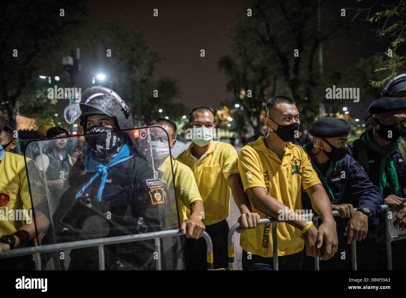 8 novembre 2020, Bangkok, Thaïlande : des officiers portant des chemises jaunes vus debout à côté de policiers lors d'une manifestation antigouvernementale dans la capitale thaïlandaise. Les manifestants pro-démocratie sont descendus dans les rues au Monument de la démocratie pour marcher vers le Grand Palais pour remettre une lettre au roi de Thaïlande Maha Vajiralongkorn (Rama X), les manifestants ont été accueillis par la police thaïlandaise qui a utilisé des bus urbains et des barbelés pour bloquer la route, et des canons à eau pour disperser la foule à Sanam Luang devant le Grand Palais. (Crédit image : © Geem Drake/SOPA images via ZUMA Wire) Banque D'Images