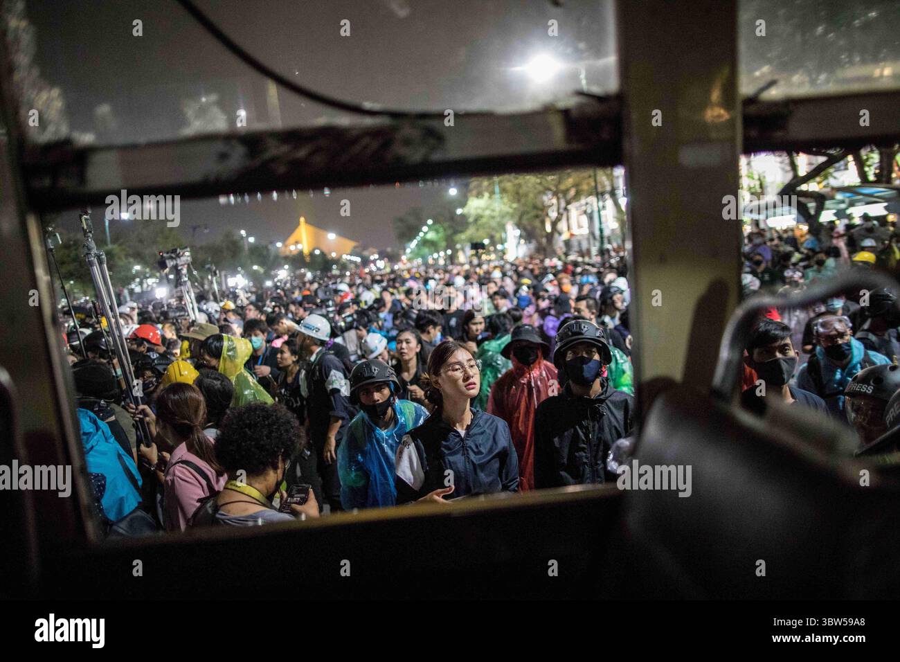 8 novembre 2020, Bangkok, Thaïlande : vue de manifestants pro-démocratie depuis l'intérieur d'un bus de la ville lors d'une manifestation antigouvernementale dans la capitale thaïlandaise. Les manifestants pro-démocratie sont descendus dans les rues au Monument de la démocratie pour marcher vers le Grand Palais pour remettre une lettre au roi de Thaïlande Maha Vajiralongkorn (Rama X), les manifestants ont été accueillis par la police thaïlandaise qui a utilisé des bus urbains et des barbelés pour bloquer la route, et des canons à eau pour disperser la foule à Sanam Luang devant le Grand Palais. (Crédit image : © Geem Drake/SOPA images via ZUMA Wire) Banque D'Images