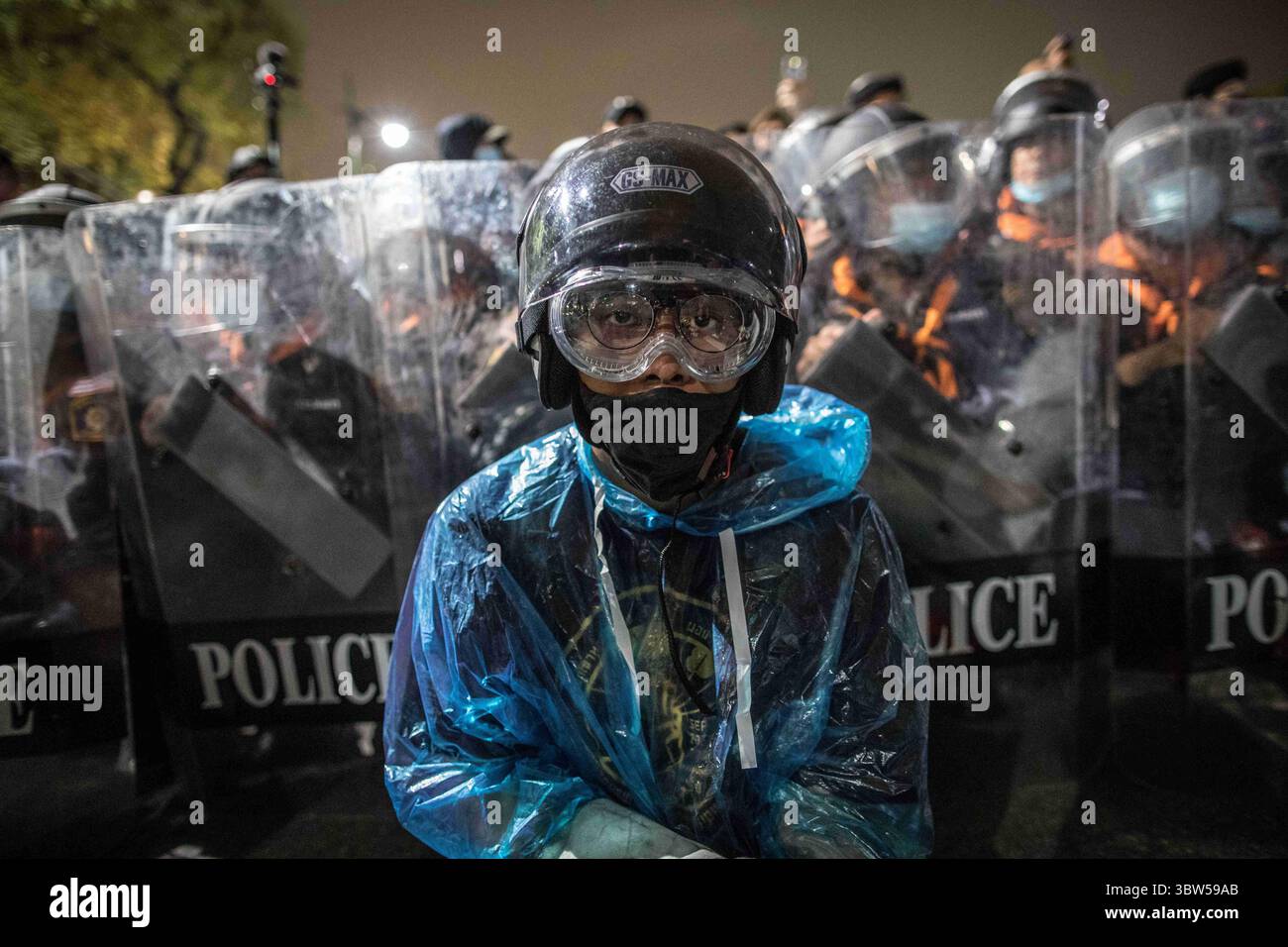 8 novembre 2020, Bangkok, Thaïlande : un manifestant pro-démocratie est assis devant des policiers anti-émeute lors d'une manifestation anti-gouvernementale dans la capitale thaïlandaise. Les manifestants pro-démocratie sont descendus dans les rues au Monument de la démocratie pour marcher vers le Grand Palais pour remettre une lettre au roi de Thaïlande Maha Vajiralongkorn (Rama X), les manifestants ont été accueillis par la police thaïlandaise qui a utilisé des bus urbains et des barbelés pour bloquer la route, et des canons à eau pour disperser la foule à Sanam Luang devant le Grand Palais. (Crédit image : © Geem Drake/SOPA images via ZUMA Wire) Banque D'Images