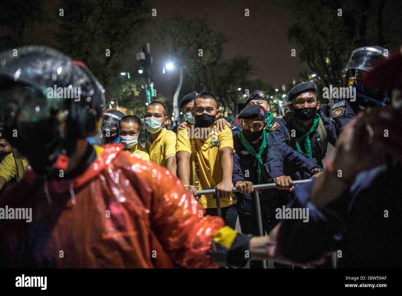 8 novembre 2020, Bangkok, Thaïlande : des officiers portant des chemises jaunes vus debout à côté de policiers lors d'une manifestation antigouvernementale dans la capitale thaïlandaise. Les manifestants pro-démocratie sont descendus dans les rues au Monument de la démocratie pour marcher vers le Grand Palais pour remettre une lettre au roi de Thaïlande Maha Vajiralongkorn (Rama X), les manifestants ont été accueillis par la police thaïlandaise qui a utilisé des bus urbains et des barbelés pour bloquer la route, et des canons à eau pour disperser la foule à Sanam Luang devant le Grand Palais. (Crédit image : © Geem Drake/SOPA images via ZUMA Wire) Banque D'Images