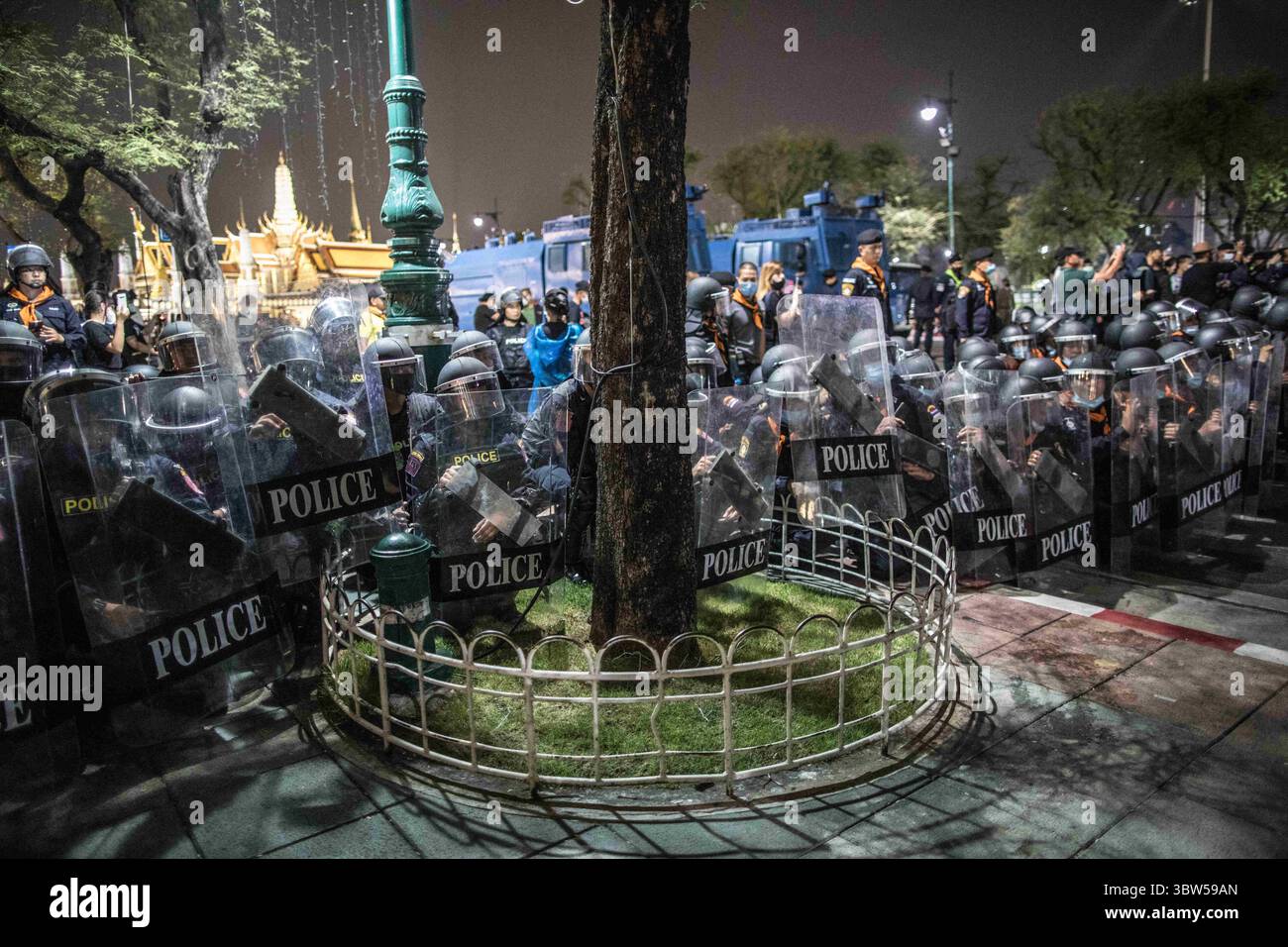 8 novembre 2020, Bangkok, Thaïlande : des policiers anti-émeute vus devant le Grand Palais lors d'une manifestation anti-gouvernementale dans la capitale thaïlandaise. Les manifestants pro-démocratie sont descendus dans les rues au Monument de la démocratie pour marcher vers le Grand Palais pour remettre une lettre au roi de Thaïlande Maha Vajiralongkorn (Rama X), les manifestants ont été accueillis par la police thaïlandaise qui a utilisé des bus urbains et des barbelés pour bloquer la route, et des canons à eau pour disperser la foule à Sanam Luang devant le Grand Palais. (Crédit image : © Geem Drake/SOPA images via ZUMA Wire) Banque D'Images