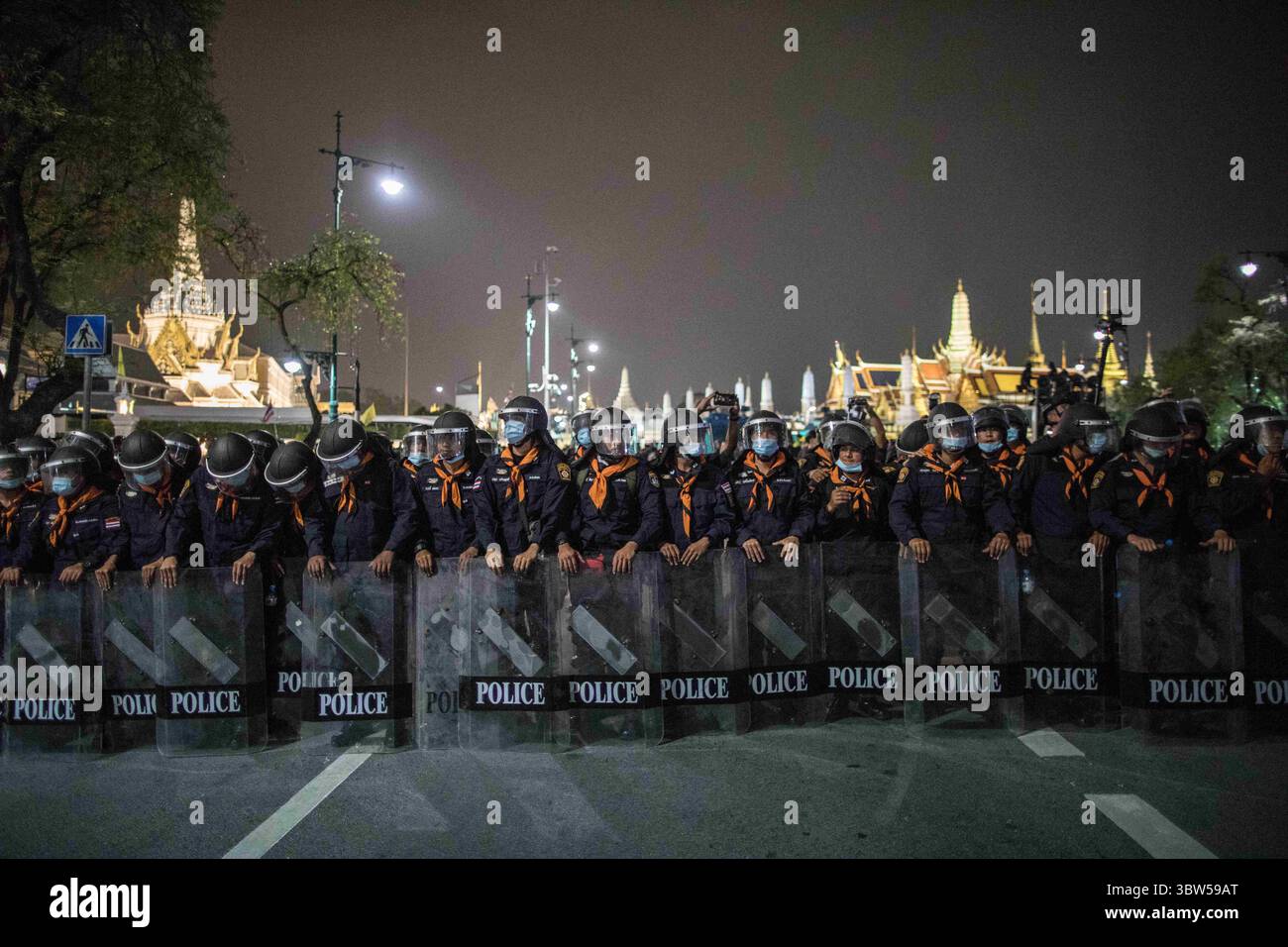 8 novembre 2020, Bangkok, Thaïlande : des policiers anti-émeute vus devant le Grand Palais lors d'une manifestation anti-gouvernementale dans la capitale thaïlandaise. Les manifestants pro-démocratie sont descendus dans les rues au Monument de la démocratie pour marcher vers le Grand Palais pour remettre une lettre au roi de Thaïlande Maha Vajiralongkorn (Rama X), les manifestants ont été accueillis par la police thaïlandaise qui a utilisé des bus urbains et des barbelés pour bloquer la route, et des canons à eau pour disperser la foule à Sanam Luang devant le Grand Palais. (Crédit image : © Geem Drake/SOPA images via ZUMA Wire) Banque D'Images