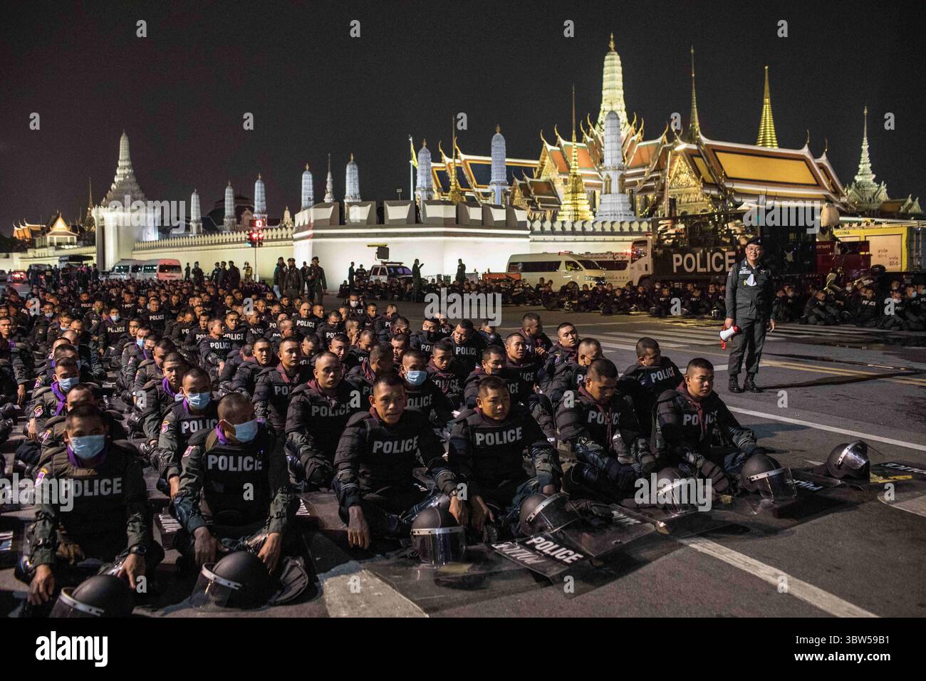 8 novembre 2020, Bangkok, Thaïlande : des policiers anti-émeute vus se reposer devant le Grand Palais lors d'une manifestation anti-gouvernementale dans la capitale thaïlandaise. Les manifestants pro-démocratie sont descendus dans les rues au Monument de la démocratie pour marcher vers le Grand Palais pour remettre une lettre au roi de Thaïlande Maha Vajiralongkorn (Rama X), les manifestants ont été accueillis par la police thaïlandaise qui a utilisé des bus urbains et des barbelés pour bloquer la route, et des canons à eau pour disperser la foule à Sanam Luang devant le Grand Palais. (Crédit image : © Geem Drake/SOPA images via ZUMA Wire) Banque D'Images