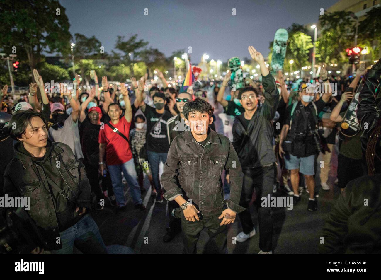 8 novembre 2020, Bangkok, Thaïlande : le groupe de rap thaïlandais ''Rap Against Dictatorship'' (RAD) célèbre pour ses chansons antigouvernementales se produit alors qu'il enregistre son nouveau clip vidéo lors d'une manifestation antigouvernementale dans la capitale thaïlandaise où des manifestants pro-démocratie sont descendus dans les rues pour marcher vers le Grand Palais pour remettre une lettre au roi de Thaïlande Maha Vajiralongkorn (crédit image : © Geem Drake/SOPA images via ZUMA Wire) Banque D'Images