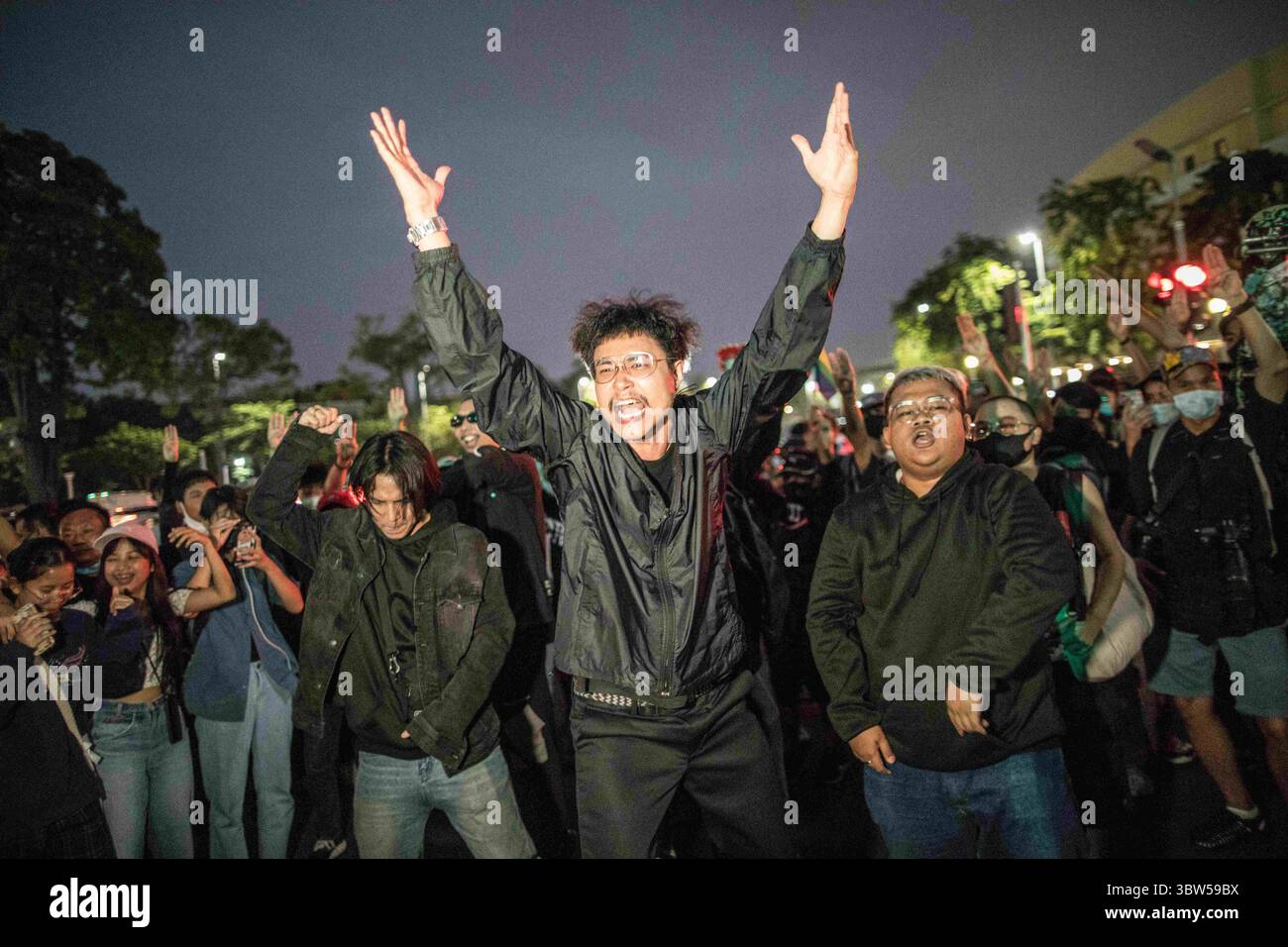 8 novembre 2020, Bangkok, Thaïlande : le groupe de rap thaïlandais ''Rap Against Dictatorship'' (RAD) célèbre pour ses chansons antigouvernementales se produit alors qu'il enregistre son nouveau clip vidéo lors d'une manifestation antigouvernementale dans la capitale thaïlandaise où des manifestants pro-démocratie sont descendus dans les rues pour marcher vers le Grand Palais pour remettre une lettre au roi de Thaïlande Maha Vajiralongkorn (crédit image : © Geem Drake/SOPA images via ZUMA Wire) Banque D'Images